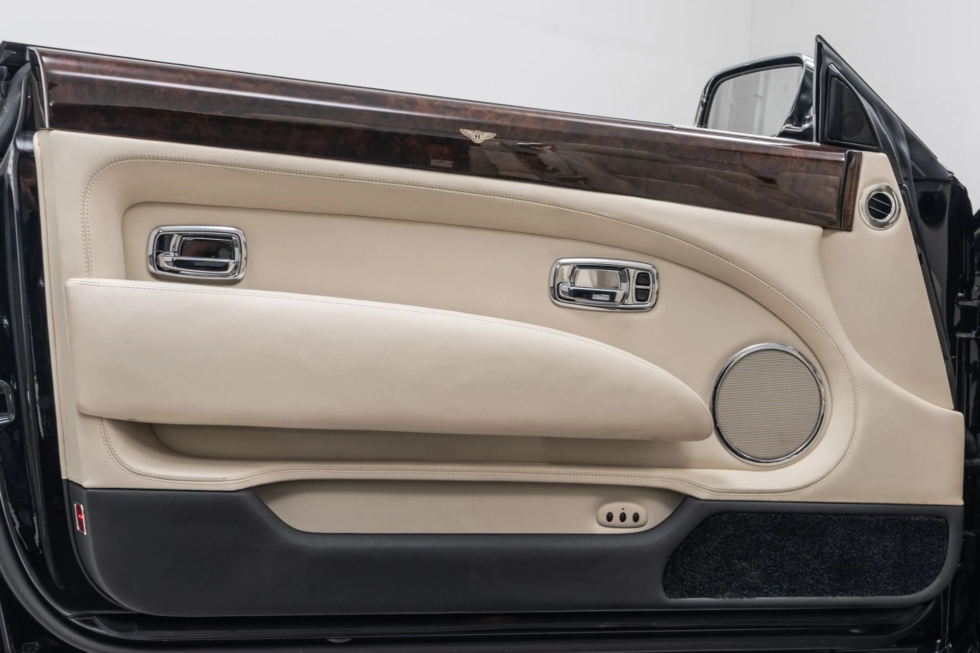 mph043_1940588590_Used_2009_Bentley_Azure_1776719869_bcc7846bbc