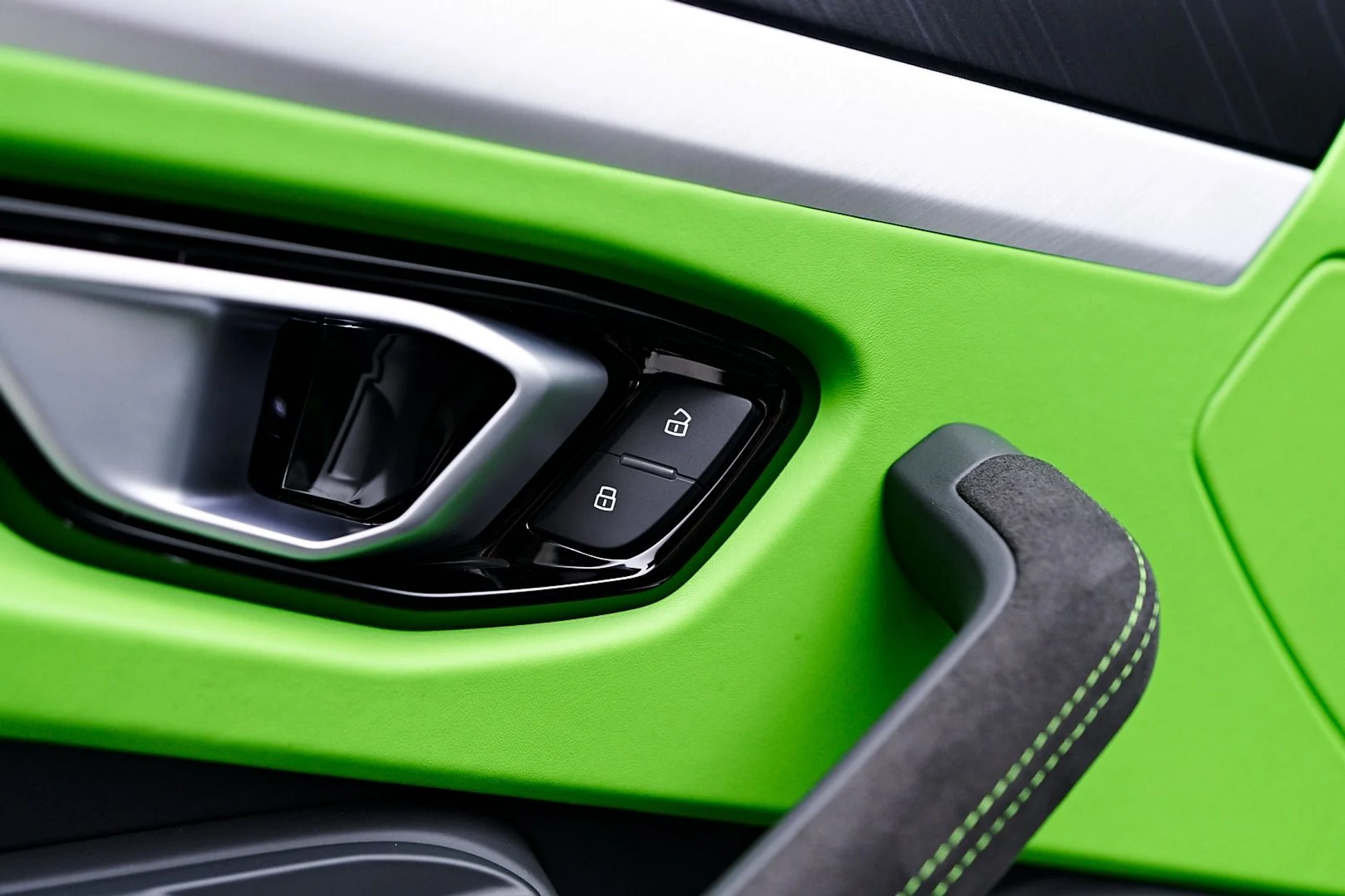 mph043_1954809575_Used_2024_Lamborghini_Urus_S_1745956869_ac33054c34