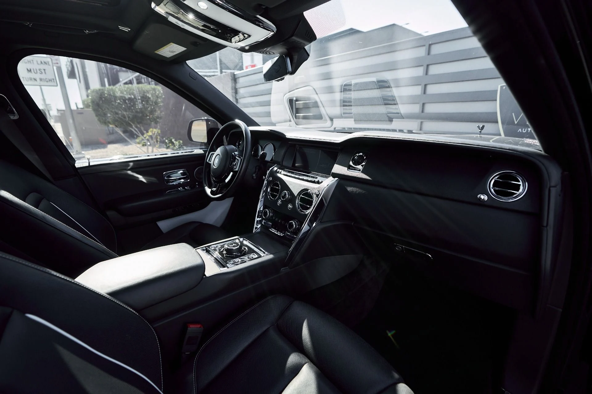 mph043_1965477035_Used_2019_Rolls_Royce_Cullinan_Base_1767201712_db6660c874