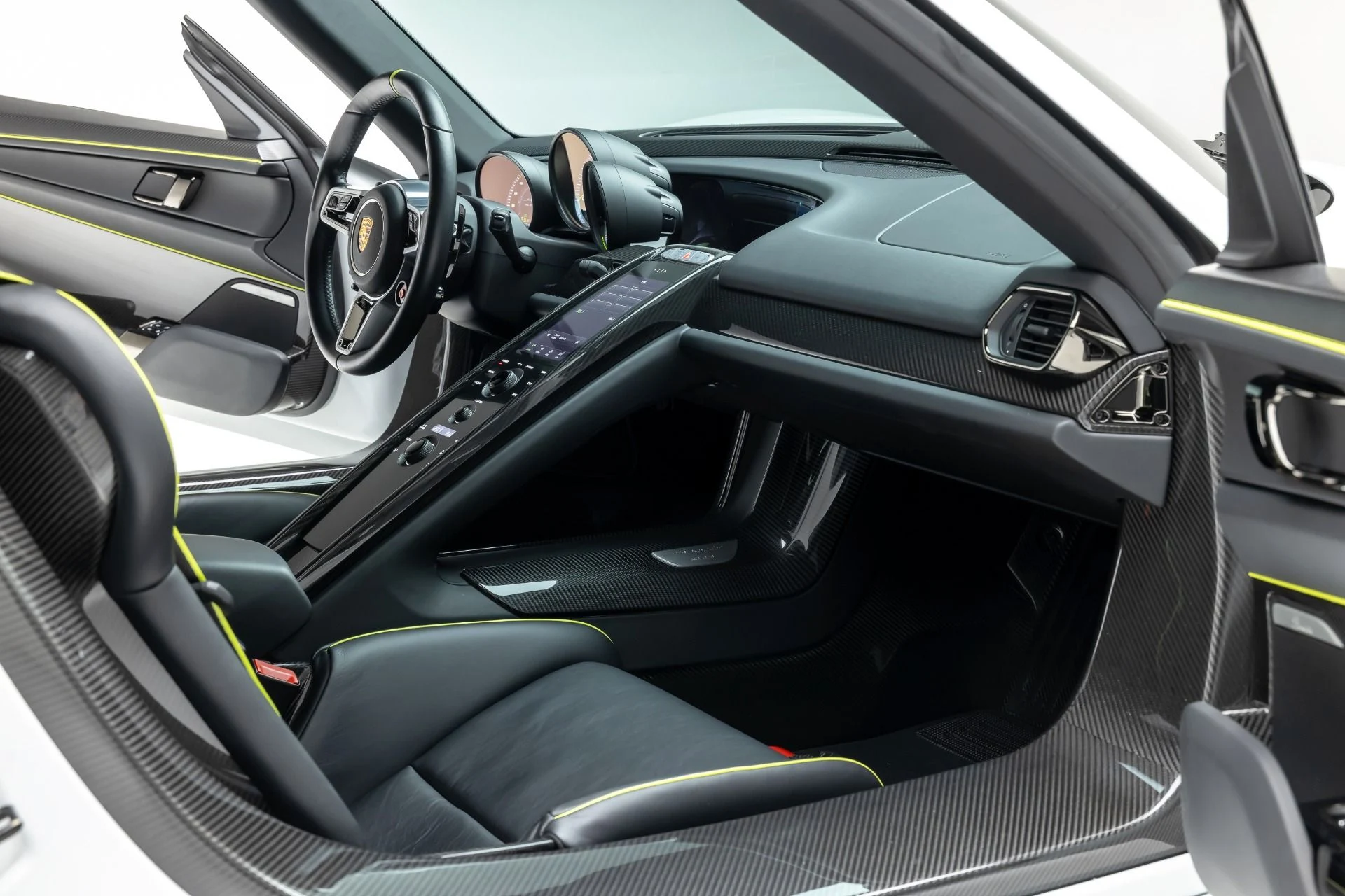 mph043_2017665116_Used_2015_Porsche_918_Spyder_1740676476_9d4d8fa378