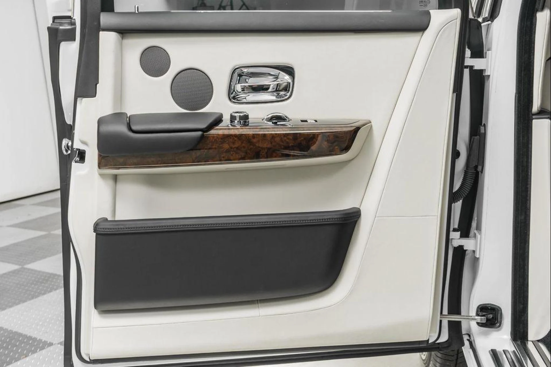 mph043_2038725611_bg5_PJR_Nx_K6i_I_Sczwyrv_6_Q_1r_SQ_0f62fb96dd