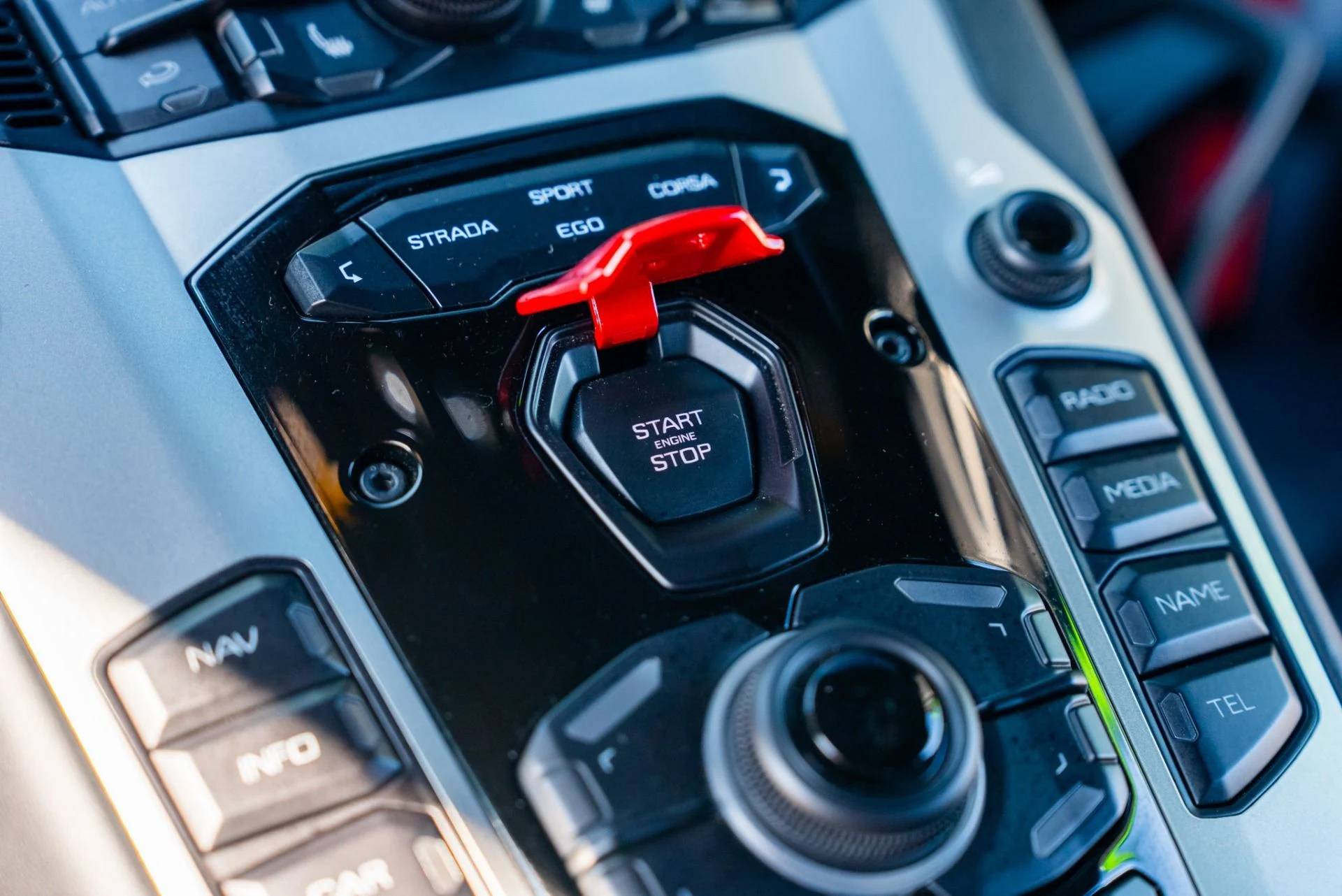 mph043_2043530043_Used_2018_Lamborghini_Aventador_LP_740_4_S_1762289338_c612dead7d