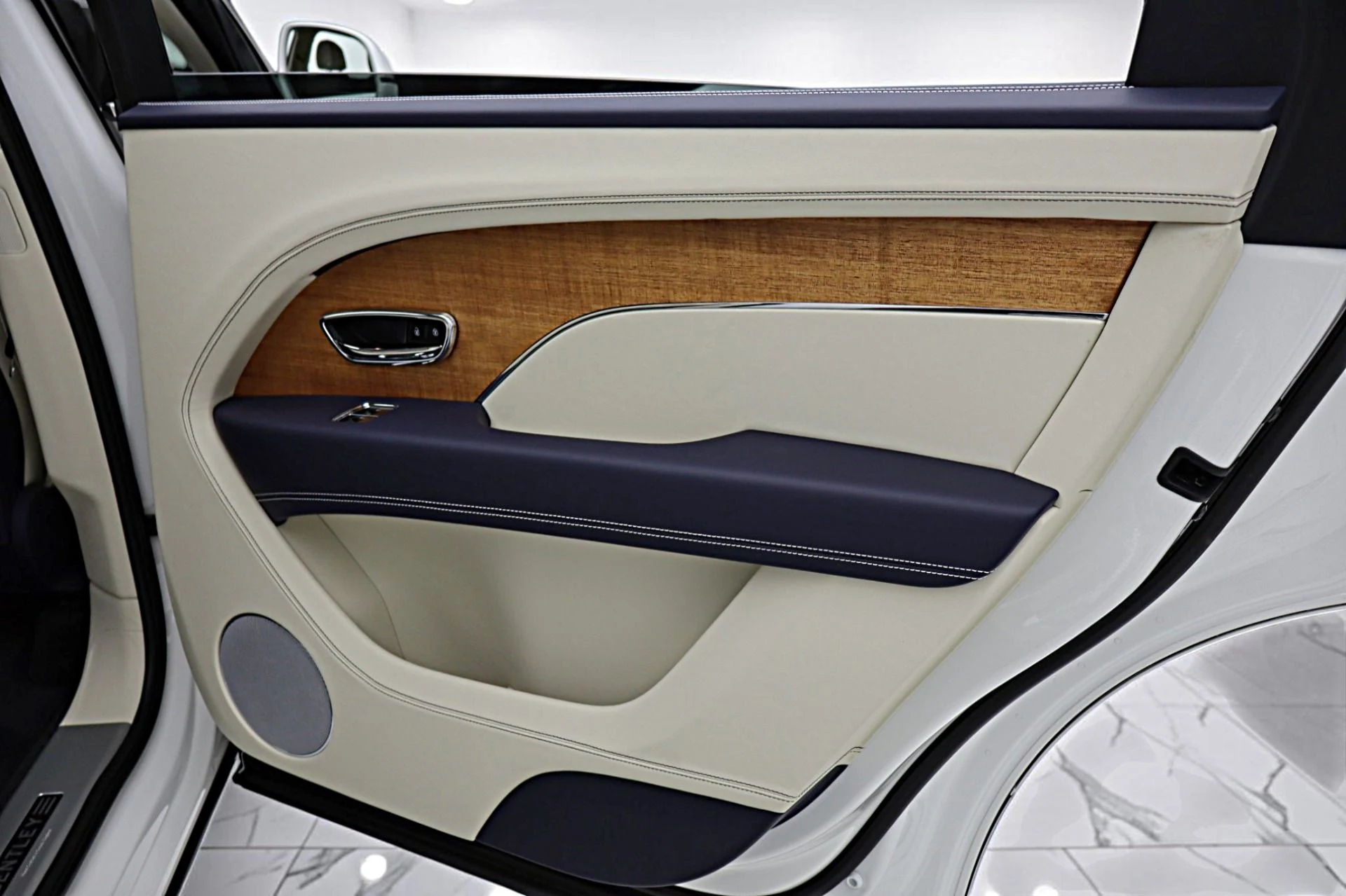 mph043_2051647411_New_2026_Bentley_Bentayga_EWB_V8_d267876ad1