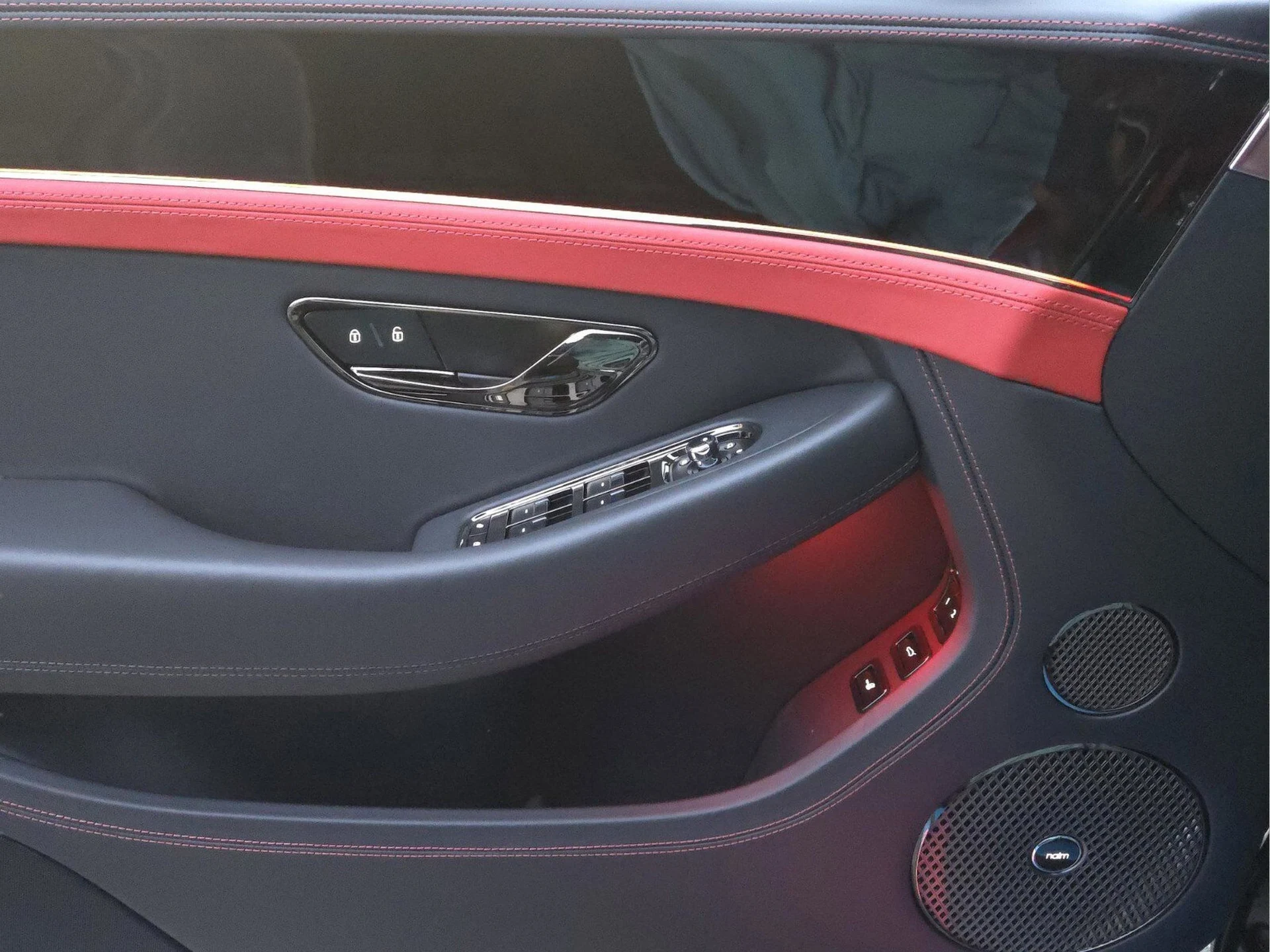 mph043_2056151119_d7e5672ed0f9c46de47a71048ffedcd3x_699533db5b