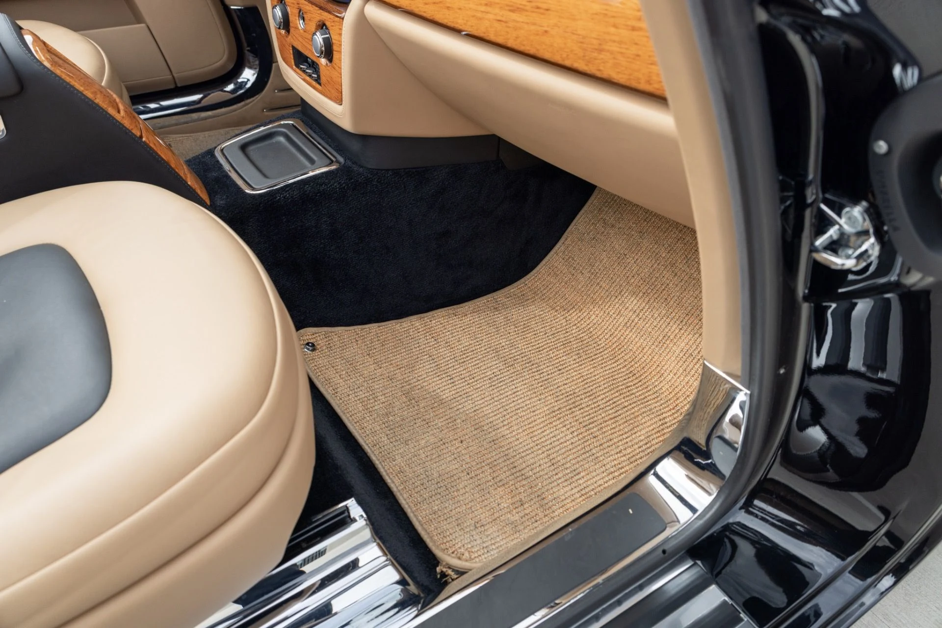 mph043_2058655147_Used_2009_Rolls_Royce_Phantom_Drophead_Coupe_1775064181_96d8317715