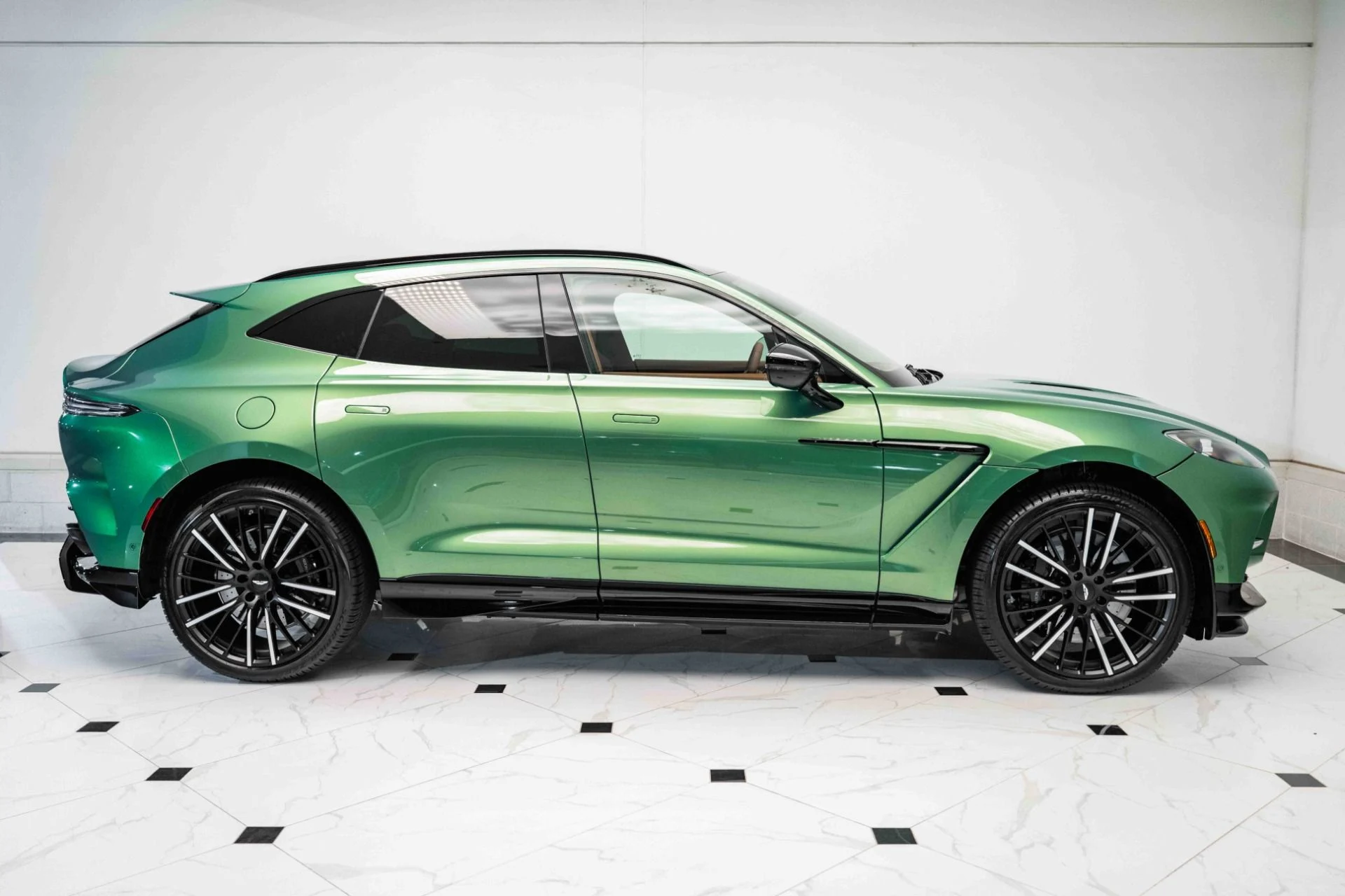 mph043_2123883254_Used_2025_Aston_Martin_DBX_707_1730812755_bdcb6432f5