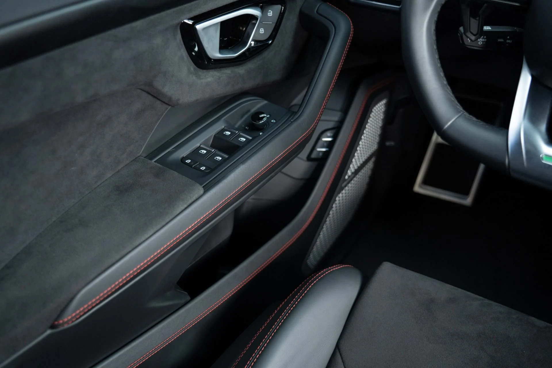 mph043_2145757948_Used_2024_Lamborghini_Urus_S_1757442368_9b2c8b6a2b