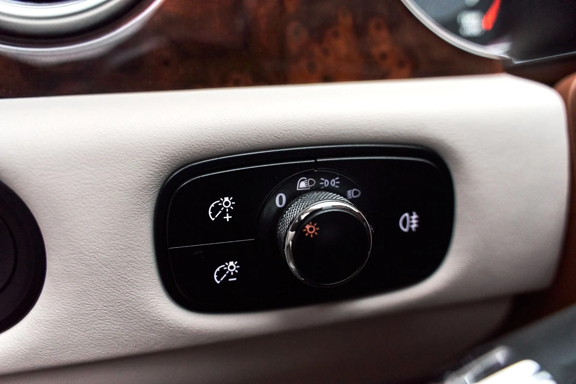mph043_2157488662_Used_2015_Bentley_Flying_Spur_V8_1615575190_74e438b9e4