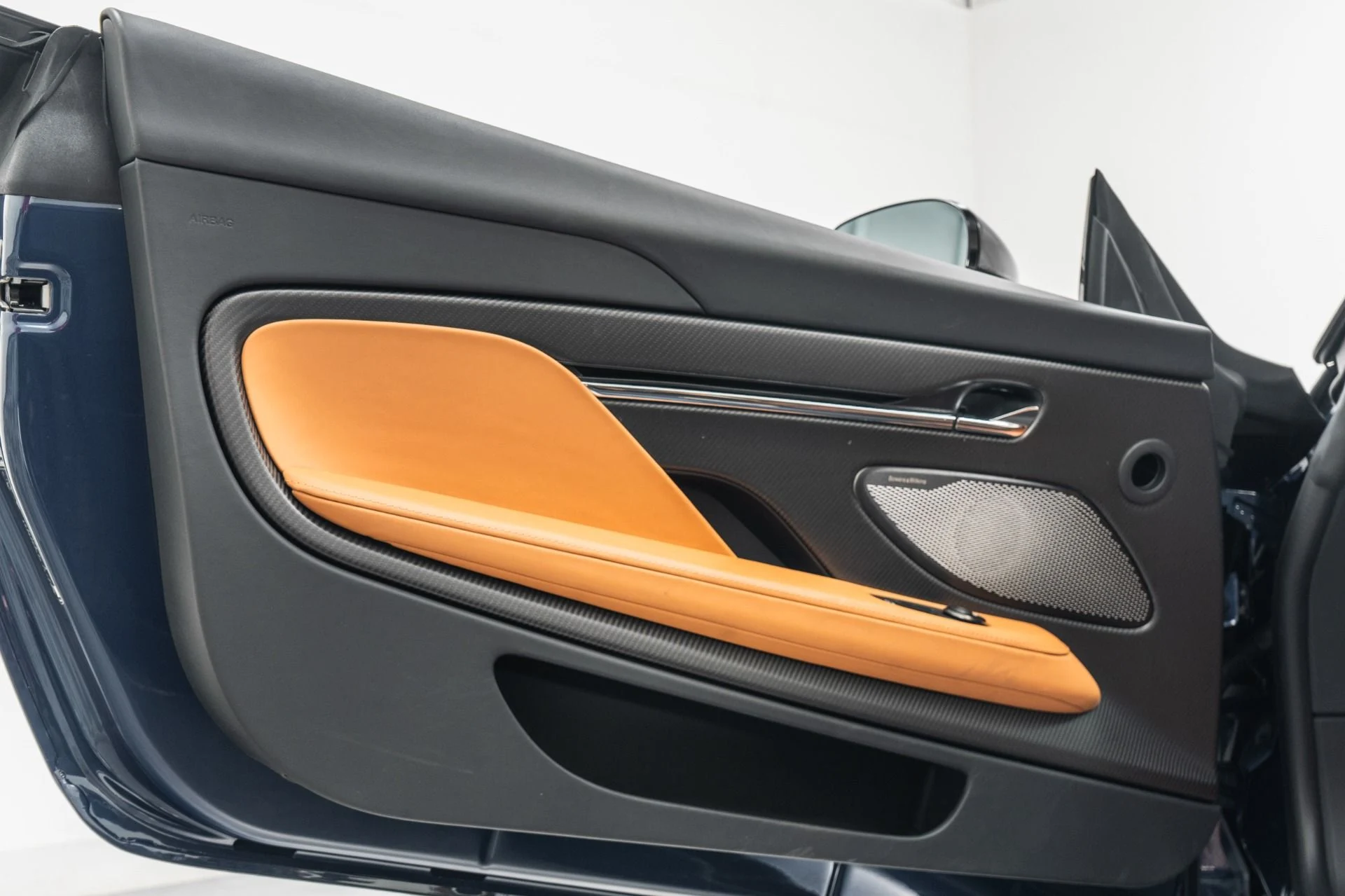 mph043_2158321901_Used_2024_Aston_Martin_DB_12_Volante_Carbon_Fiber_Bucket_Seats_Heritage_Paint_Color_1773867859_23abb64545