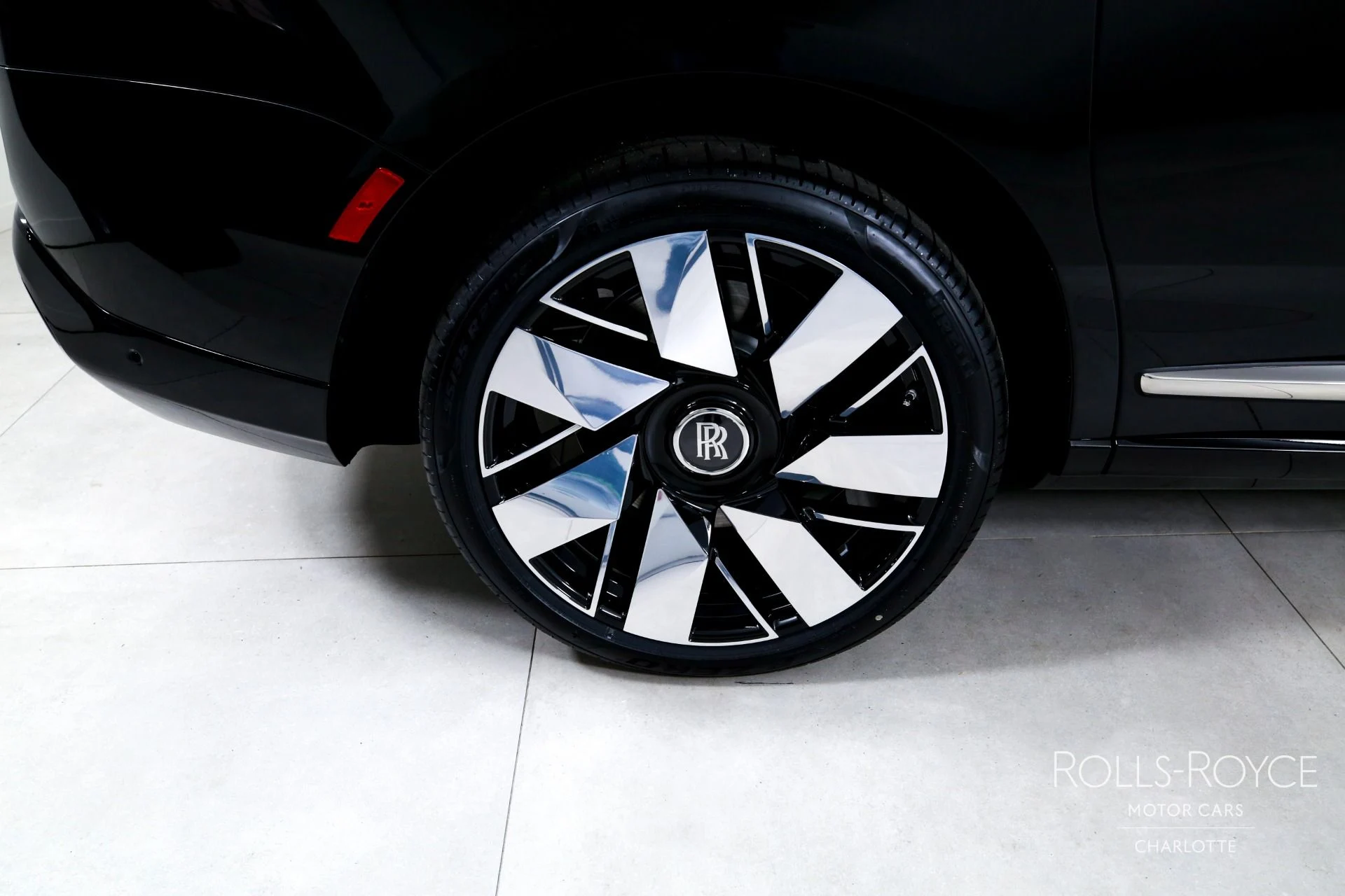 mph043_2172335693_Used_2026_Rolls_Royce_Cullinan_1765392948_9aee23092e