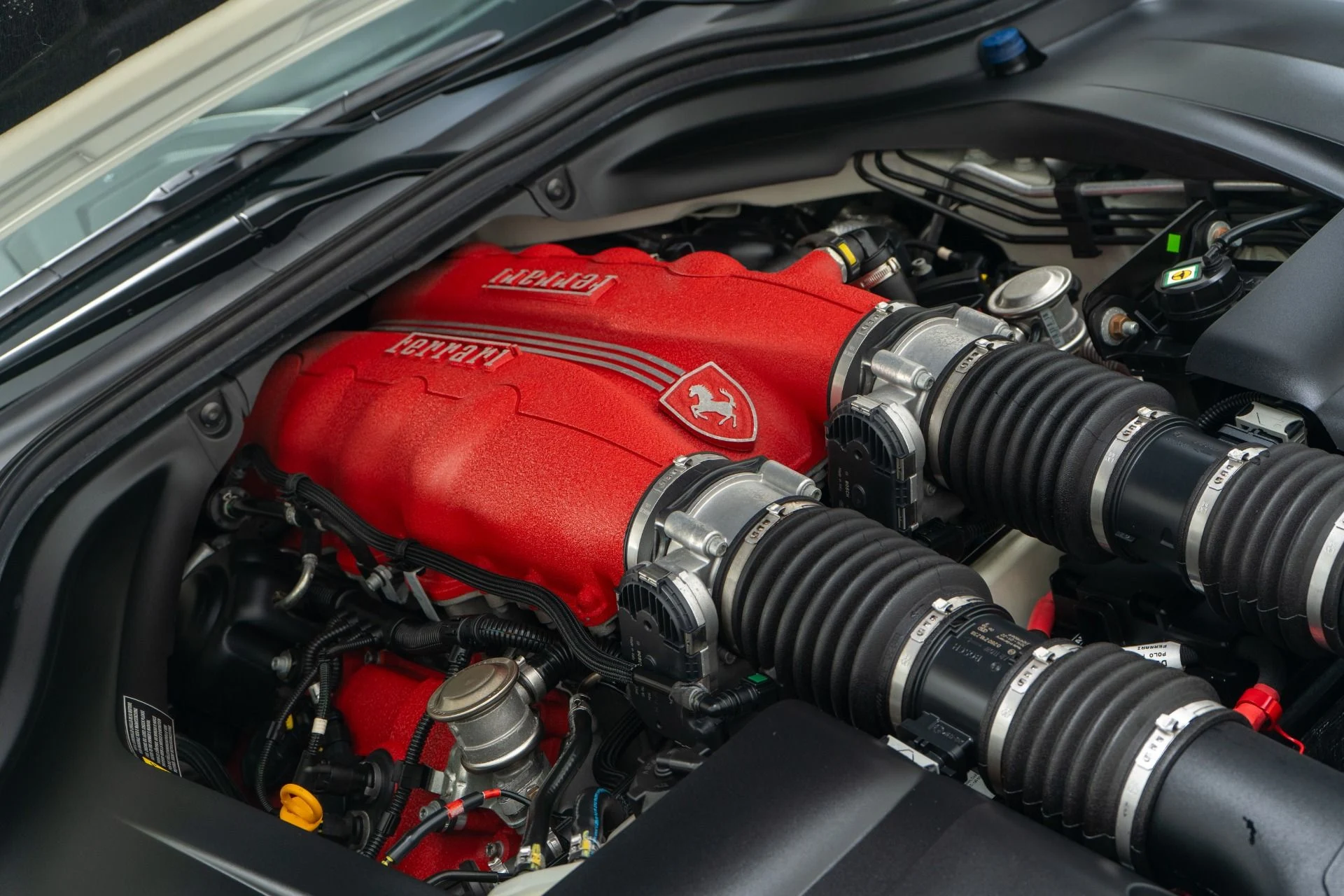 mph043_2178719289_Used_2014_Ferrari_California_1756832165_3d2cc4dd63