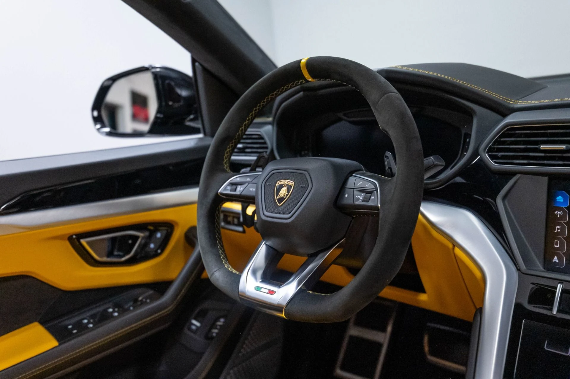mph043_2240689158_Used_2019_Lamborghini_Urus_1786985122_4ff9aec7ff