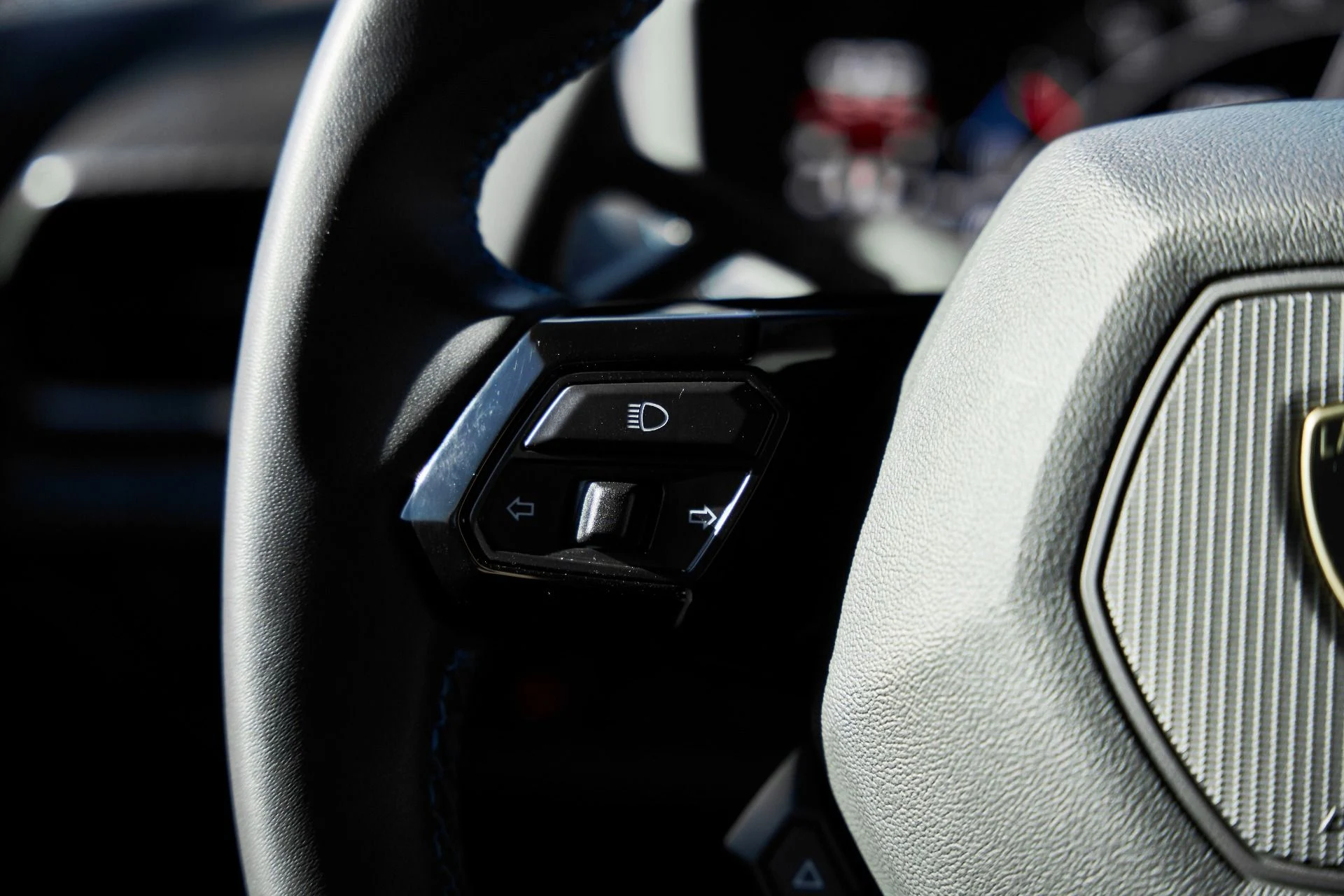 mph043_2318281485_Used_2023_Lamborghini_Huracan_Tecnica_Base_1766024633_1132de345d