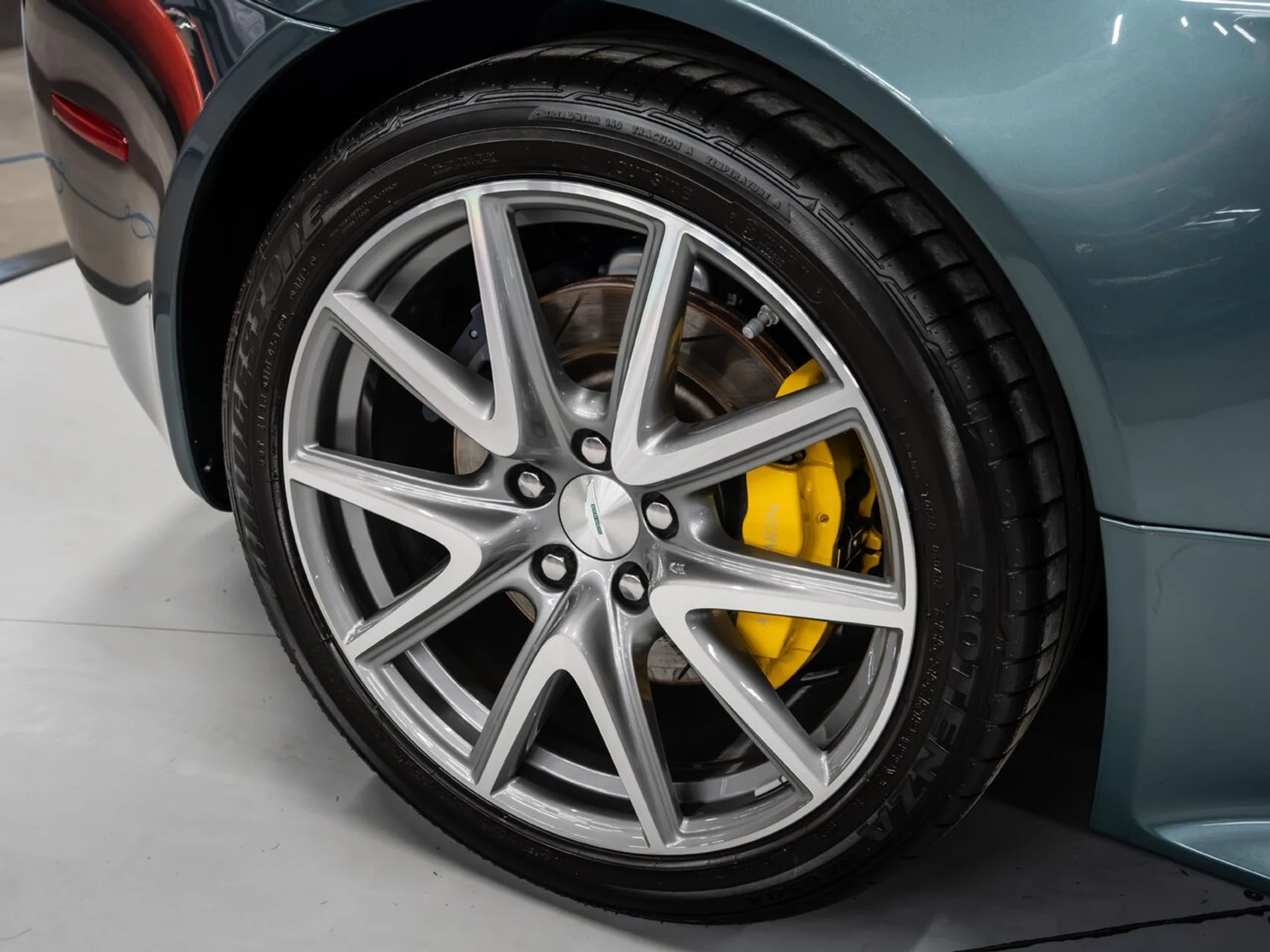 mph043_2325331155_aston_martin_v8_vantage_2015_8db3581c22
