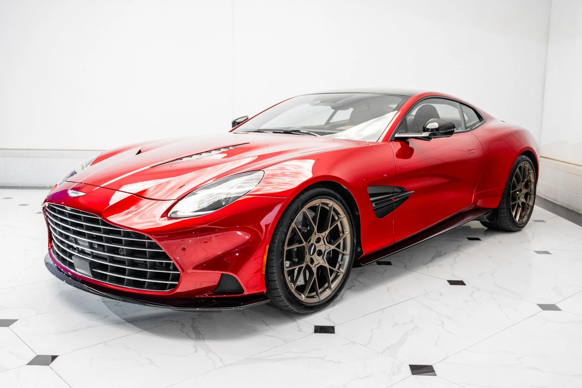 mph043_2346660723_Used_2025_Aston_Martin_Vanquish_1751746222_291cf3768f