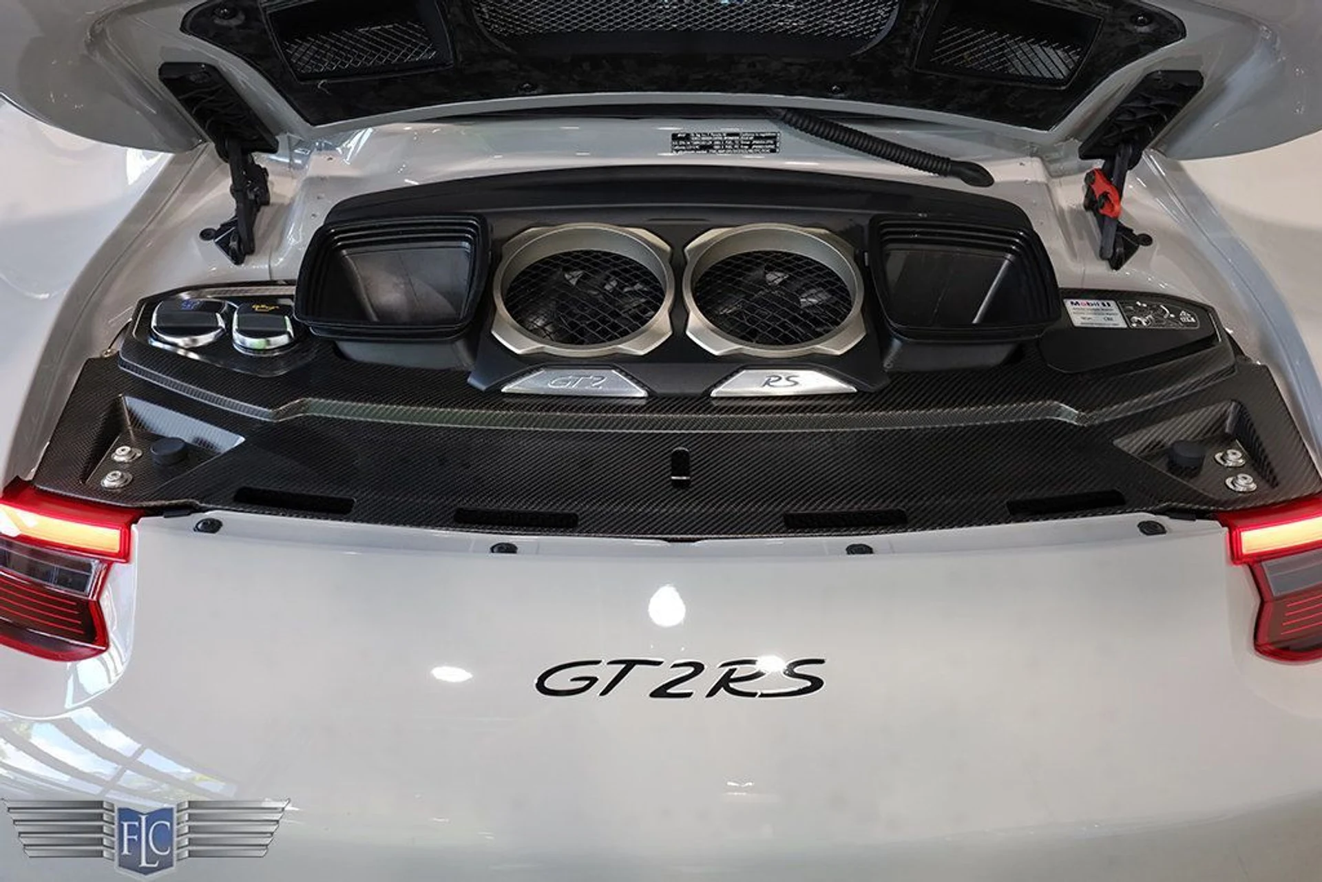 mph043_2350286286_used_2018_porsche_911_gt2rsweissach_9689_22986338_44_1024_634a2e092e