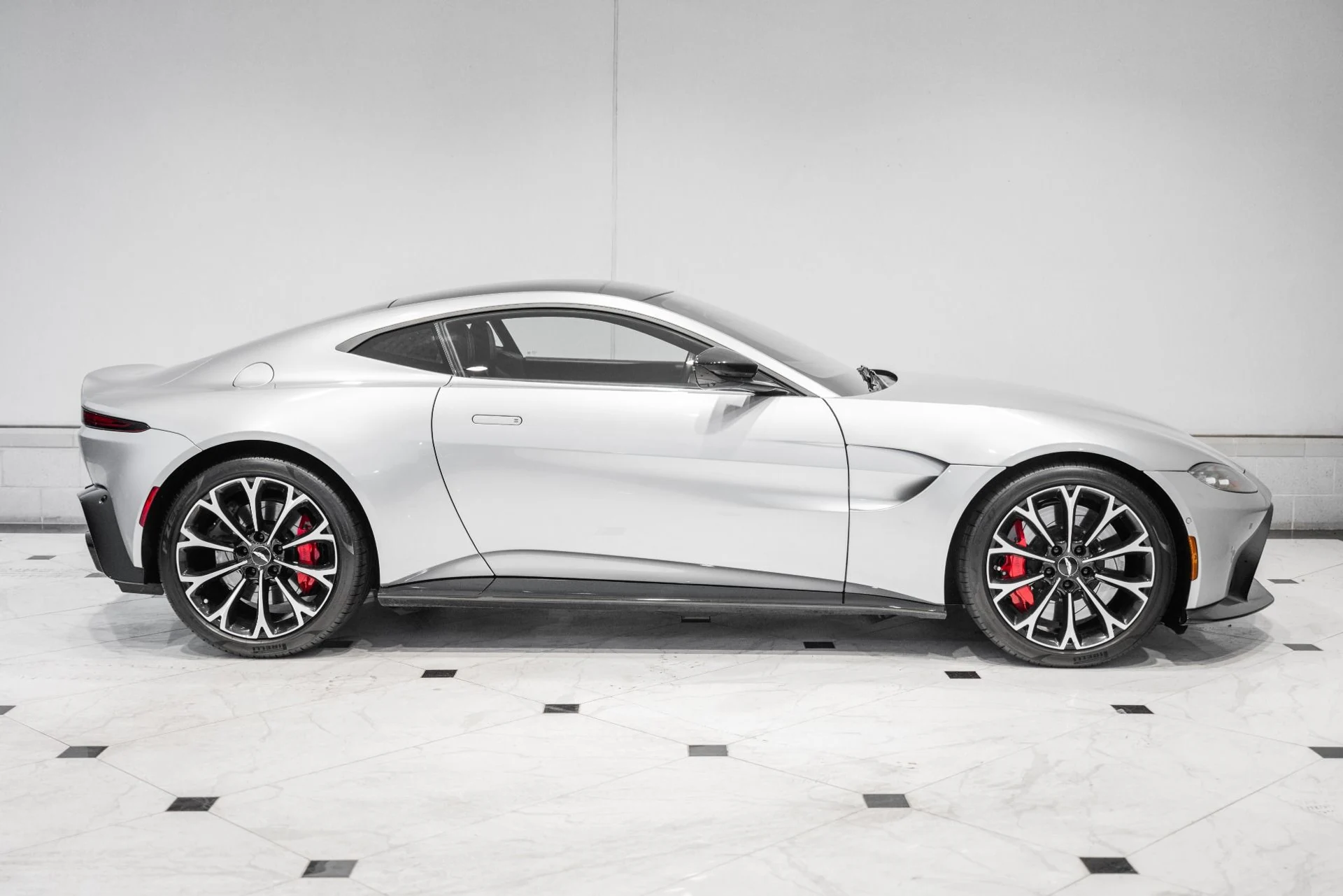 mph043_2352685290_Used_2019_Aston_Martin_Vantage_1779799907_cd7b94b7b7