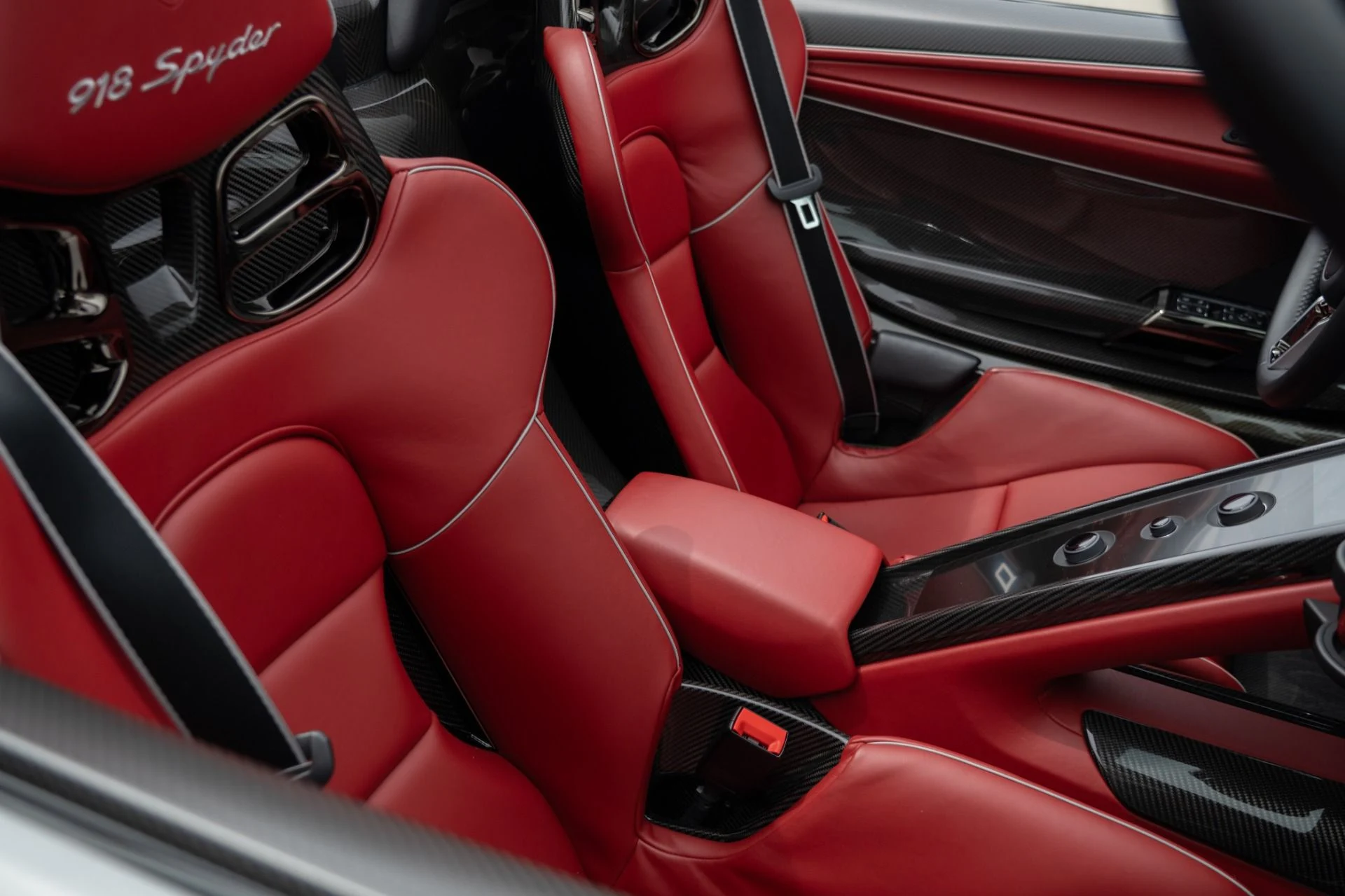 mph043_2363616127_Used_2015_Porsche_918_Spyder_1756496999_06f5eed755