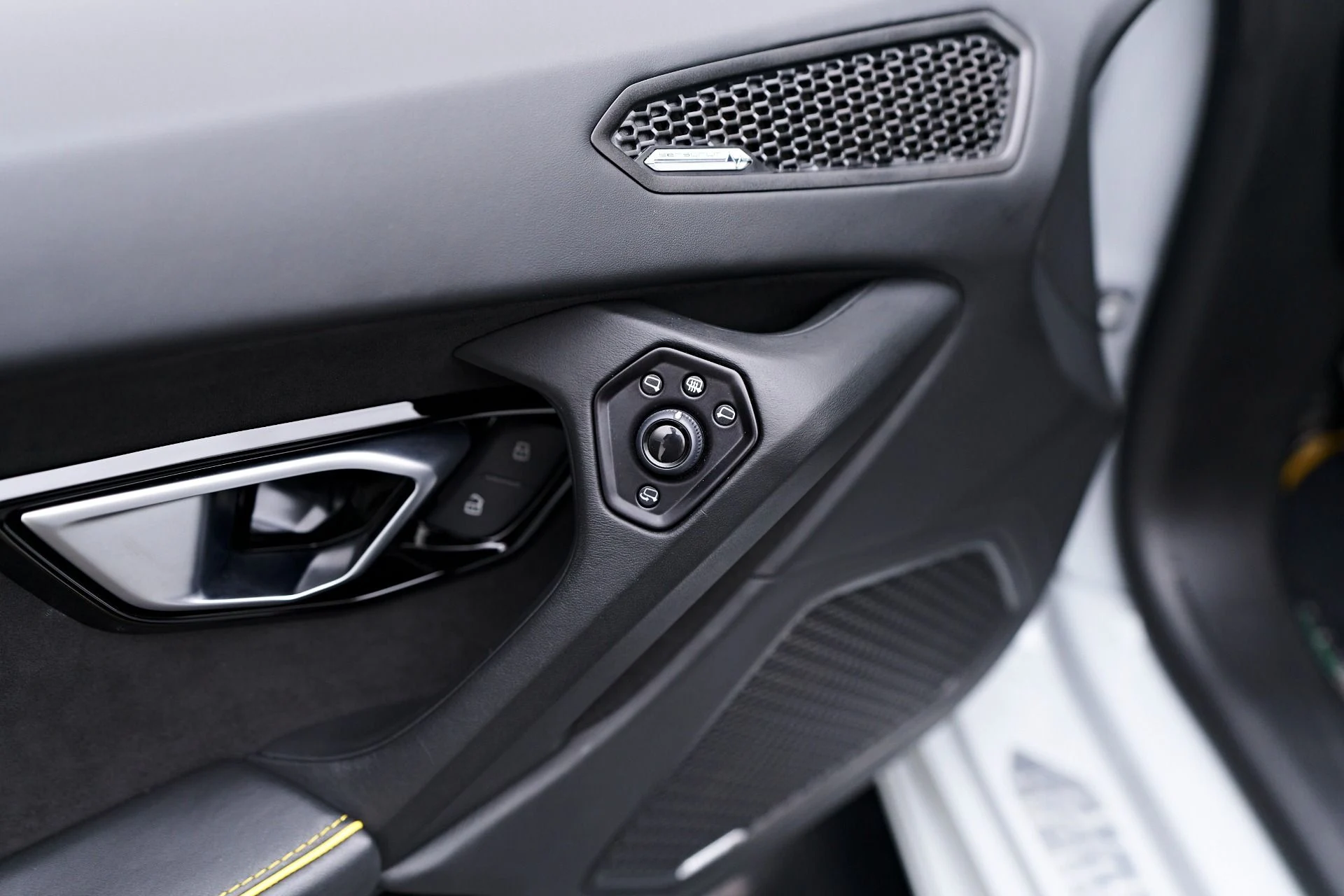 mph043_2381038669_Used_2021_Lamborghini_Huracan_EVO_Base_1754524536_eb63858ae8