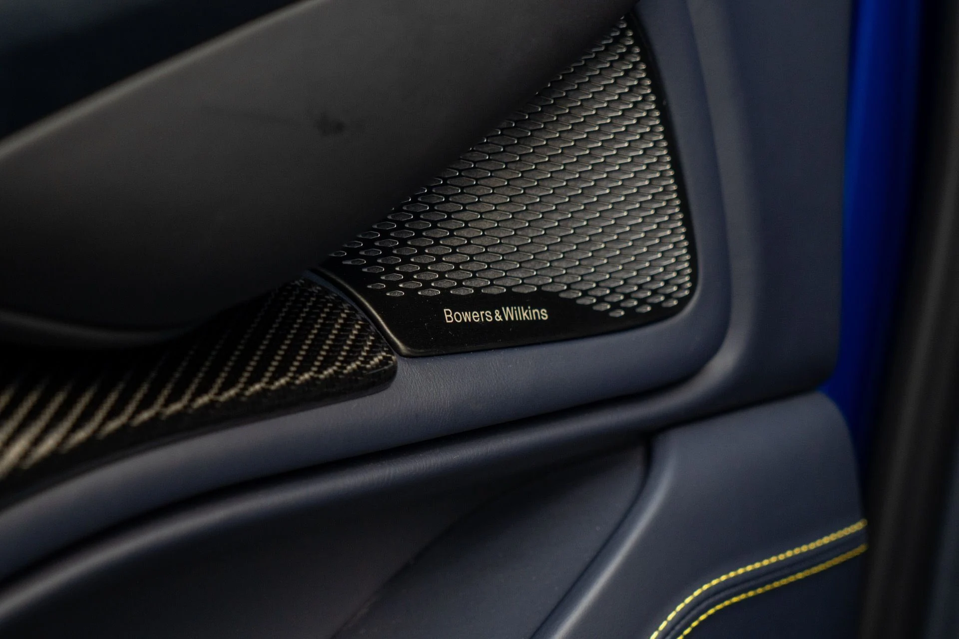 mph043_2420232172_Used_2025_Aston_Martin_DBX_707_1764700714_fe699d1e5b