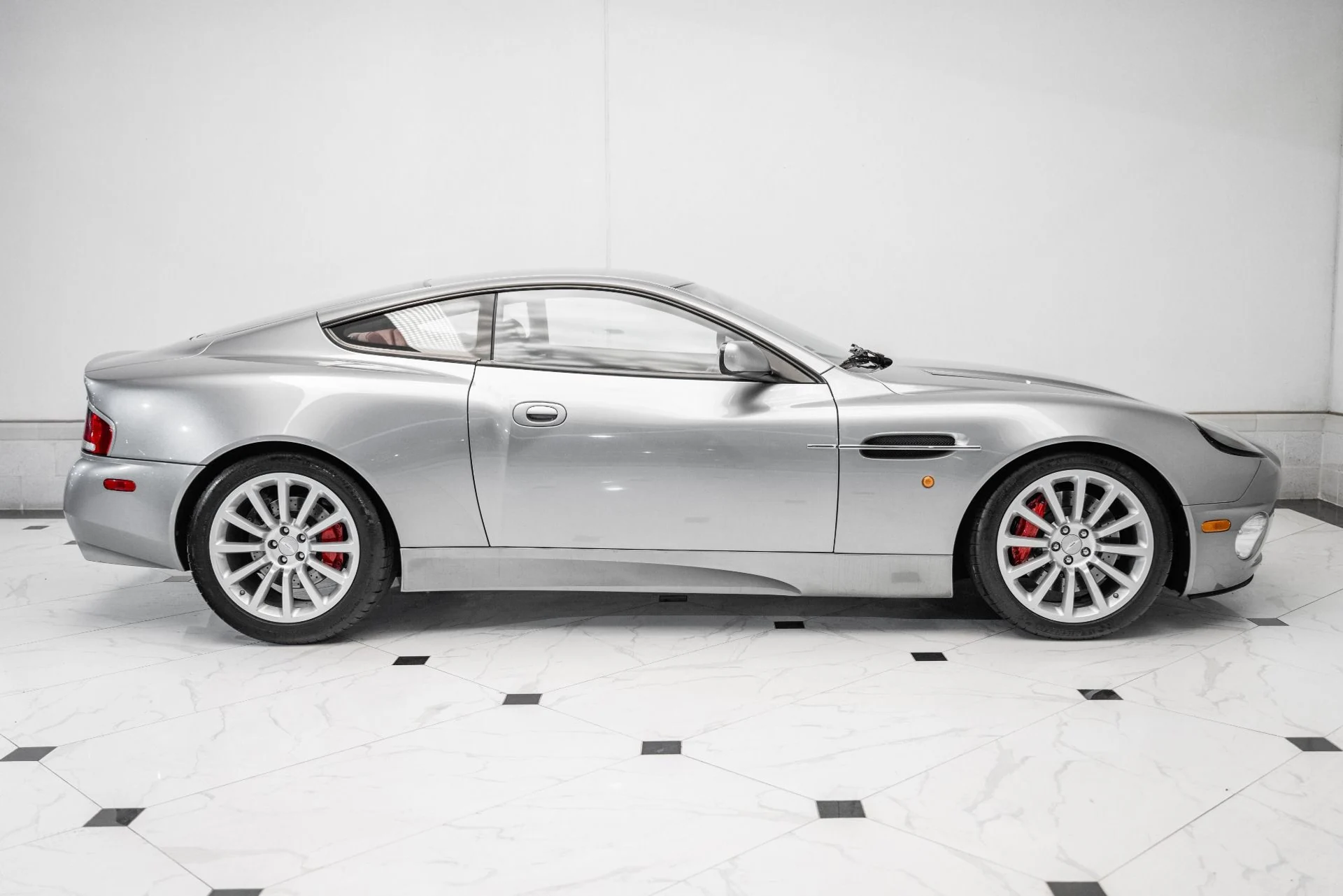 mph043_24233502_Used_2002_Aston_Martin_Vanquish_V12_1750947116_38b58e7043