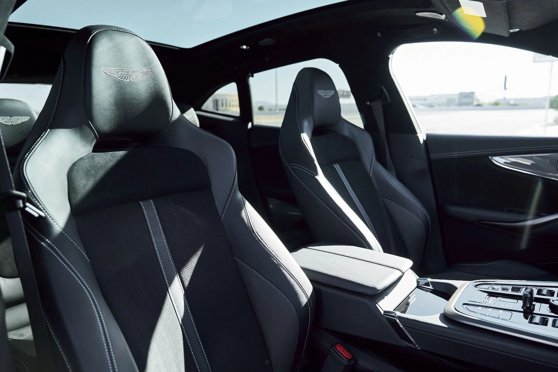 mph043_2431971295_Used_2025_Aston_Martin_DBX_707_1767063211_66f2f530f4