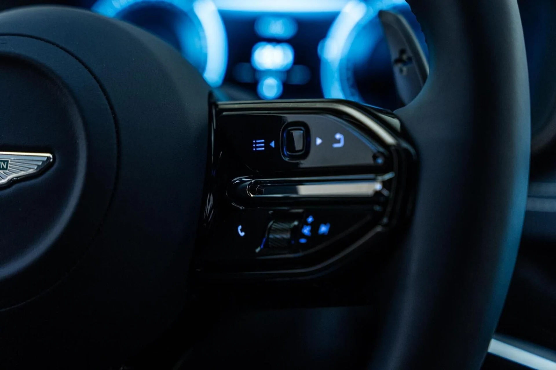 mph043_2452248542_New_2025_Aston_Martin_DBX_707_AWD_1744624321_4e08a9490c