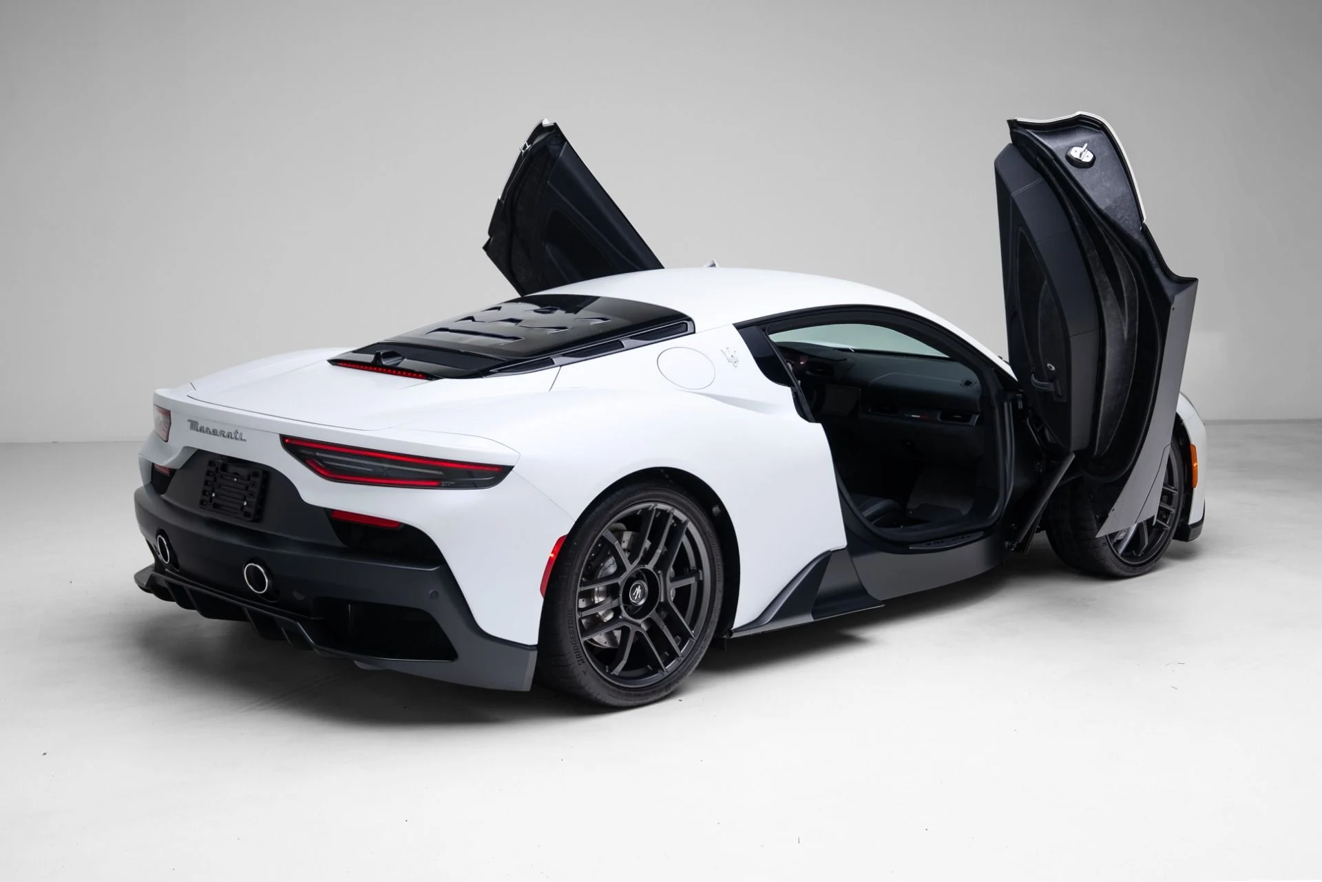 mph043_2453942800_Used_2023_Maserati_MC_20_1771372792_abbb5ab1ad