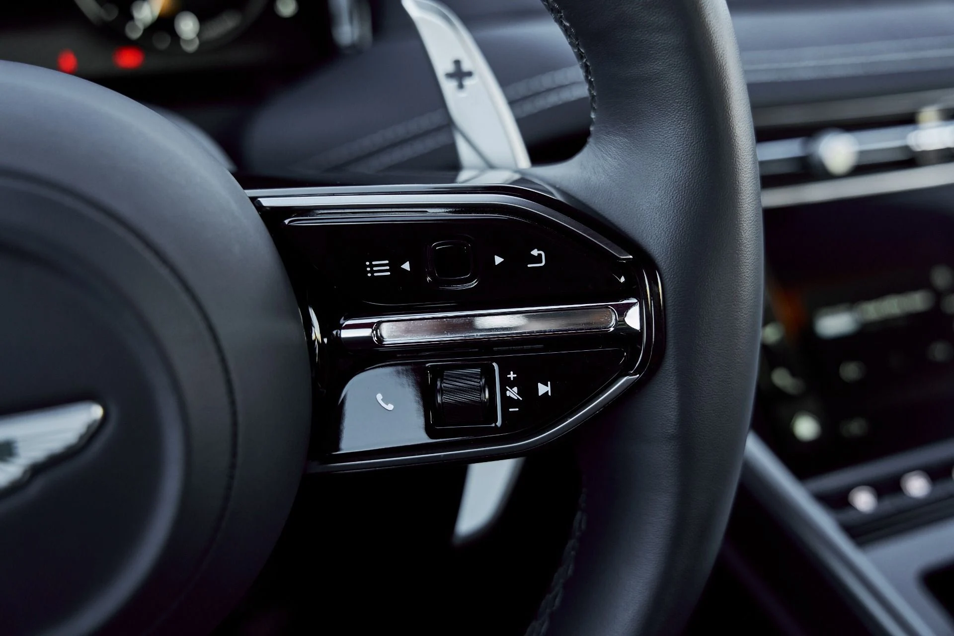 mph043_2472288787_Used_2024_Aston_Martin_DB_12_1767840043_9ce72bb34f