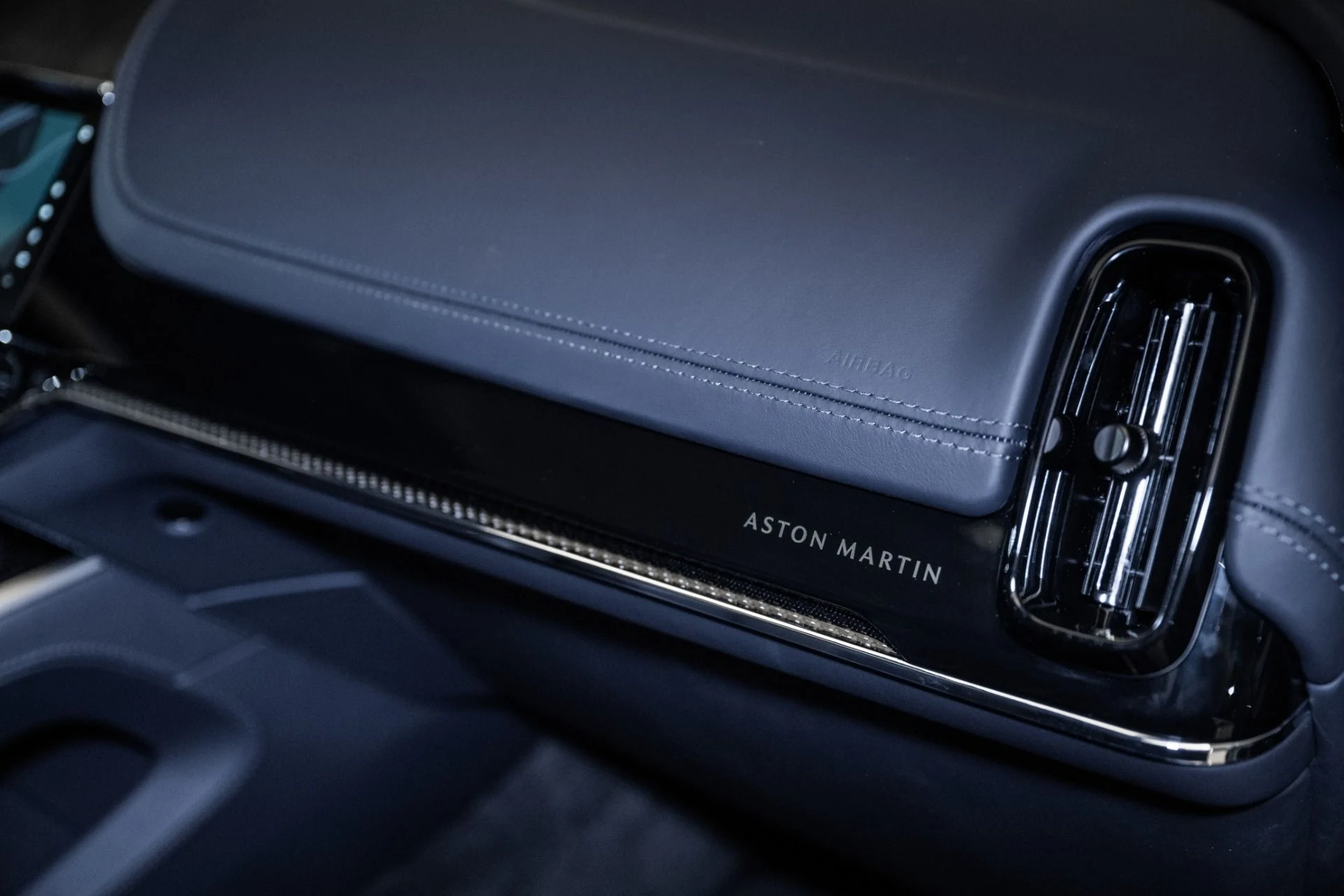 mph043_250521784_Used_2025_Aston_Martin_DBX_707_1754709382_6376c4f149