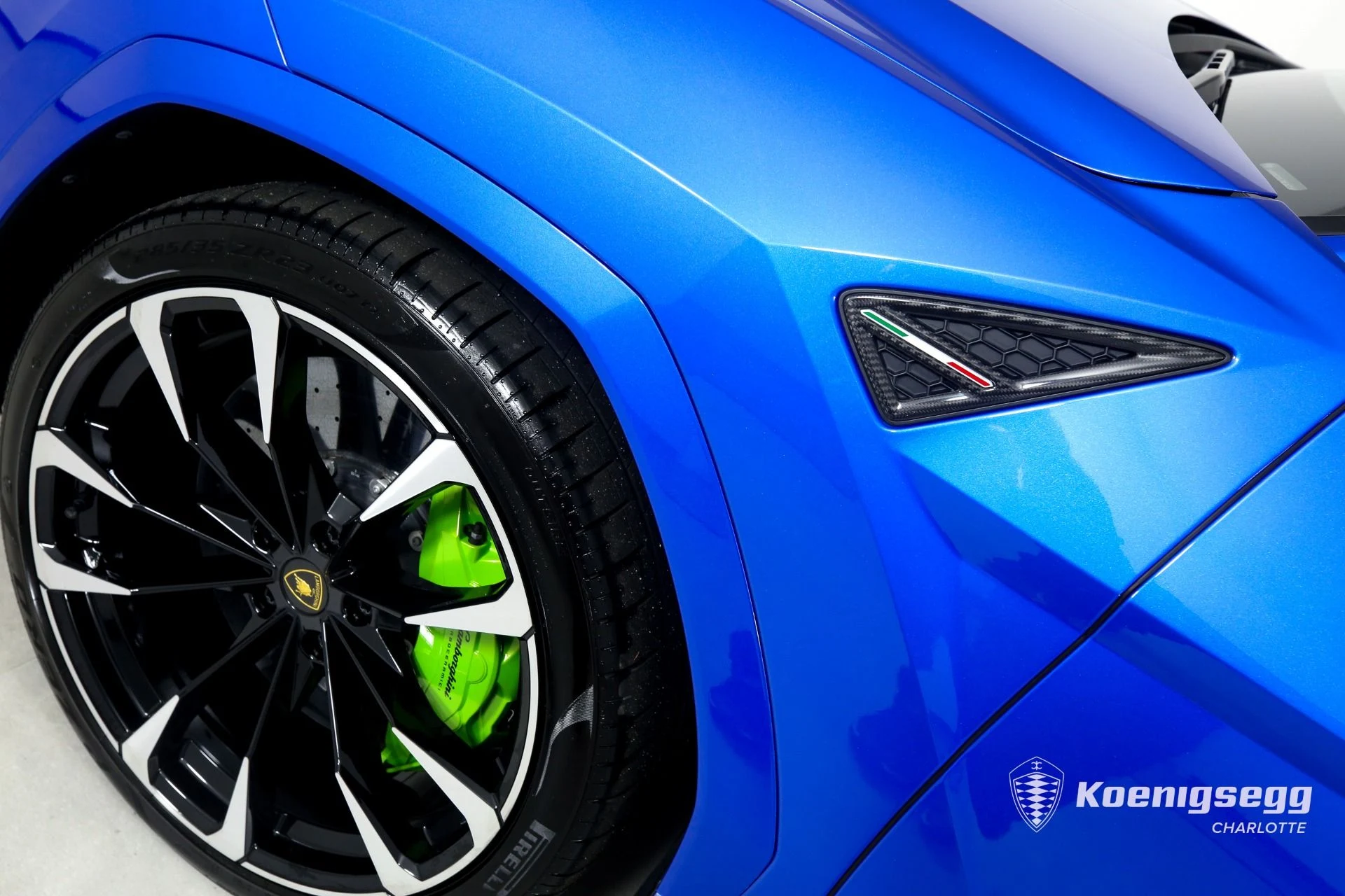 mph043_2539735700_Used_2022_Lamborghini_Urus_1696532519_5aef660dbc