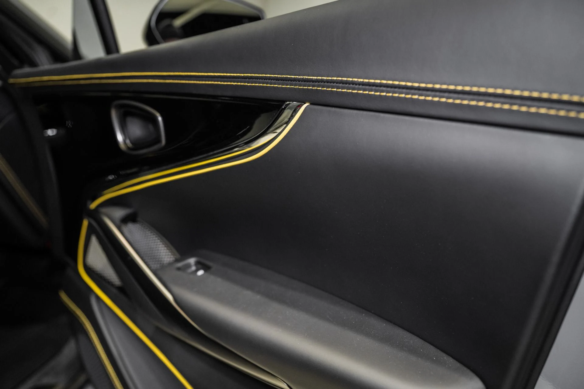 mph043_2562751188_New_2026_Aston_Martin_DBX_S_1778681702_e2f627936f