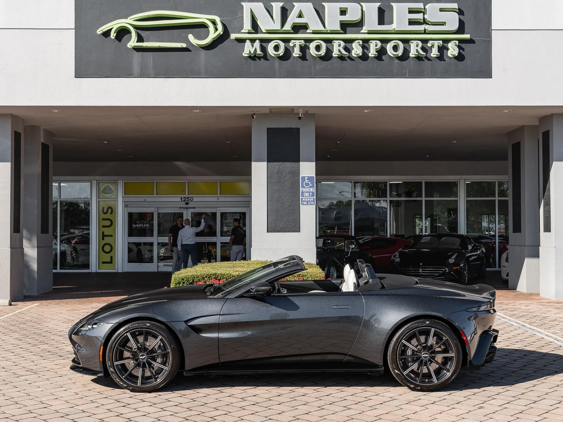 mph043_2576502257_Used_2021_Aston_Martin_Vantage_Roadster_1767733781_0b5f3e1e3c
