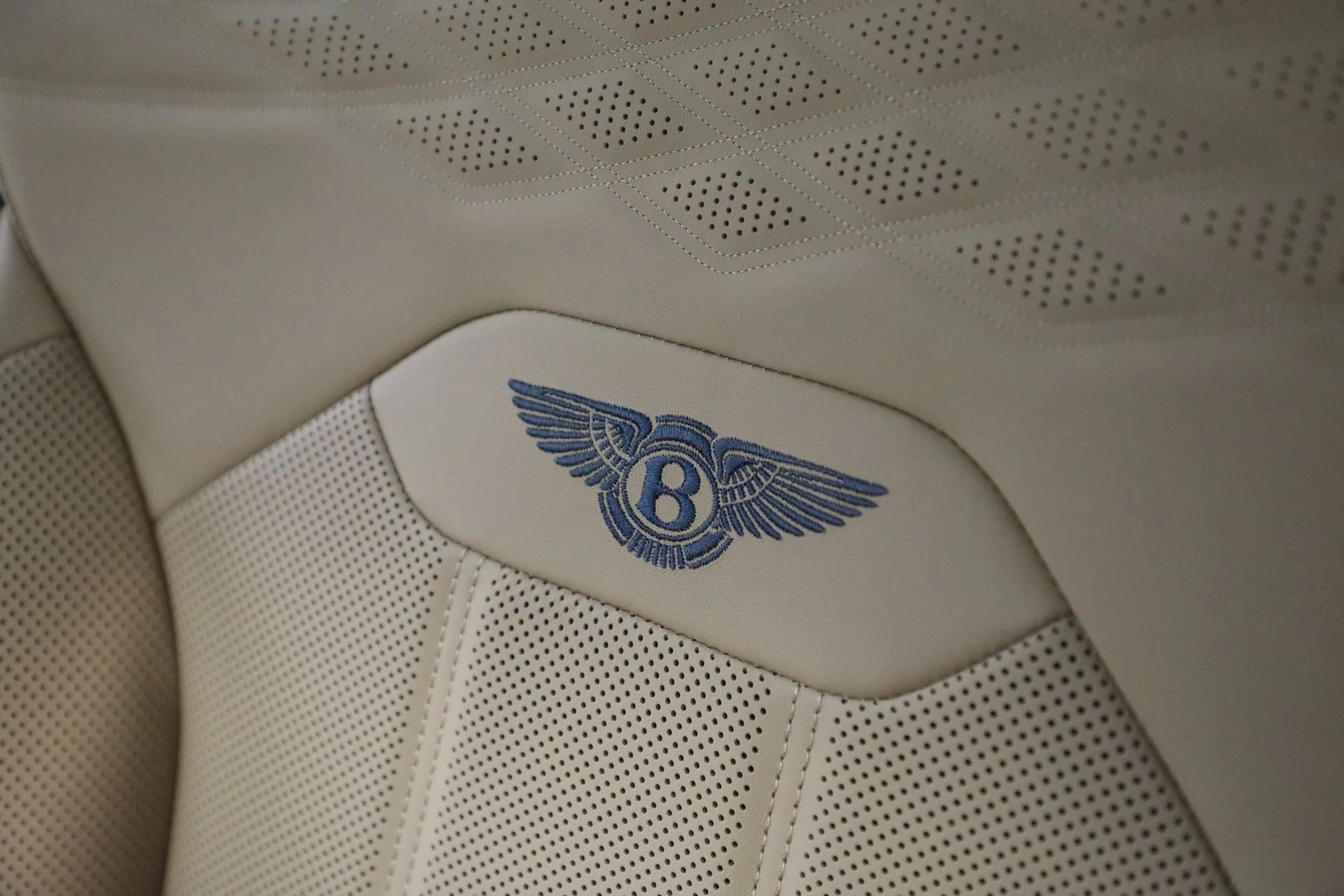 mph043_2586071513_New_2025_Bentley_Bentayga_EWB_Azure_V8_5bf4a771b9