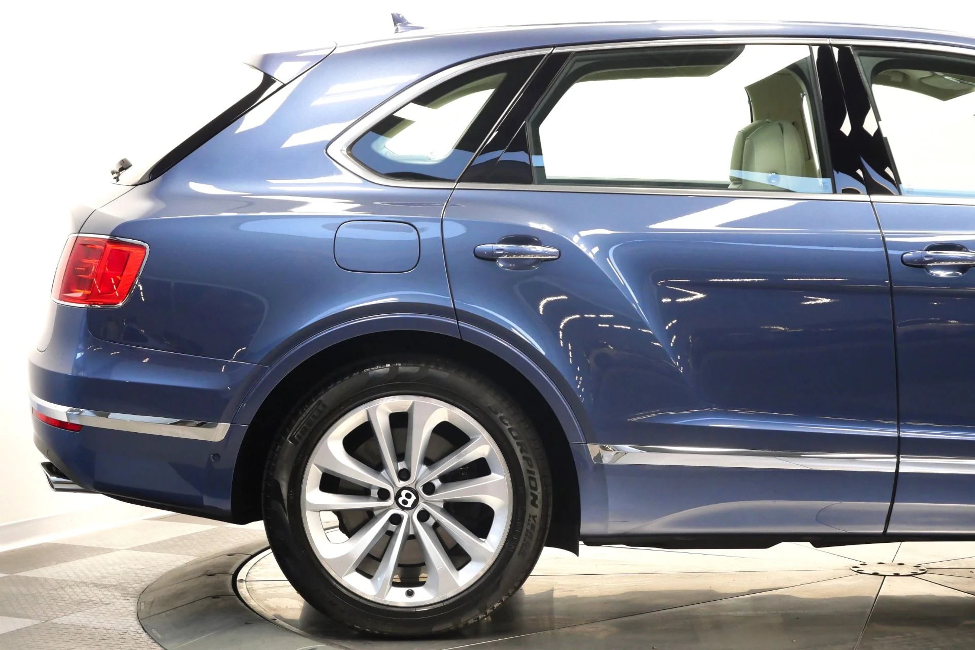 mph043_2587125246_Used_2018_Bentley_Bentayga_Onyx_Edition_W12_Touring_Specification_Front_Seat_Comfort_Specification_1772647427_44e27562c3