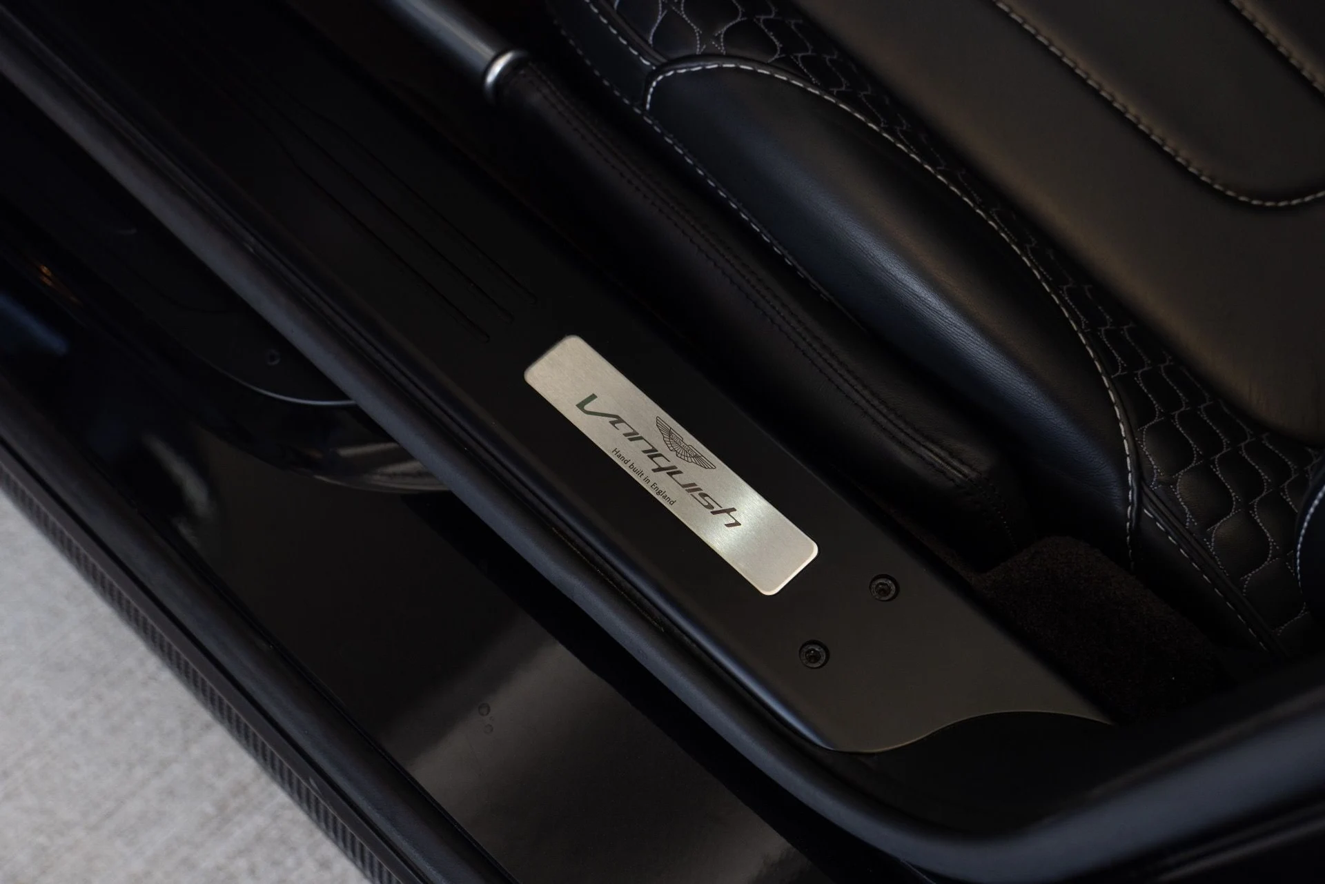 mph043_2627686020_Used_2015_Aston_Martin_Vanquish_Volante_1776978035_e30ba7c17f