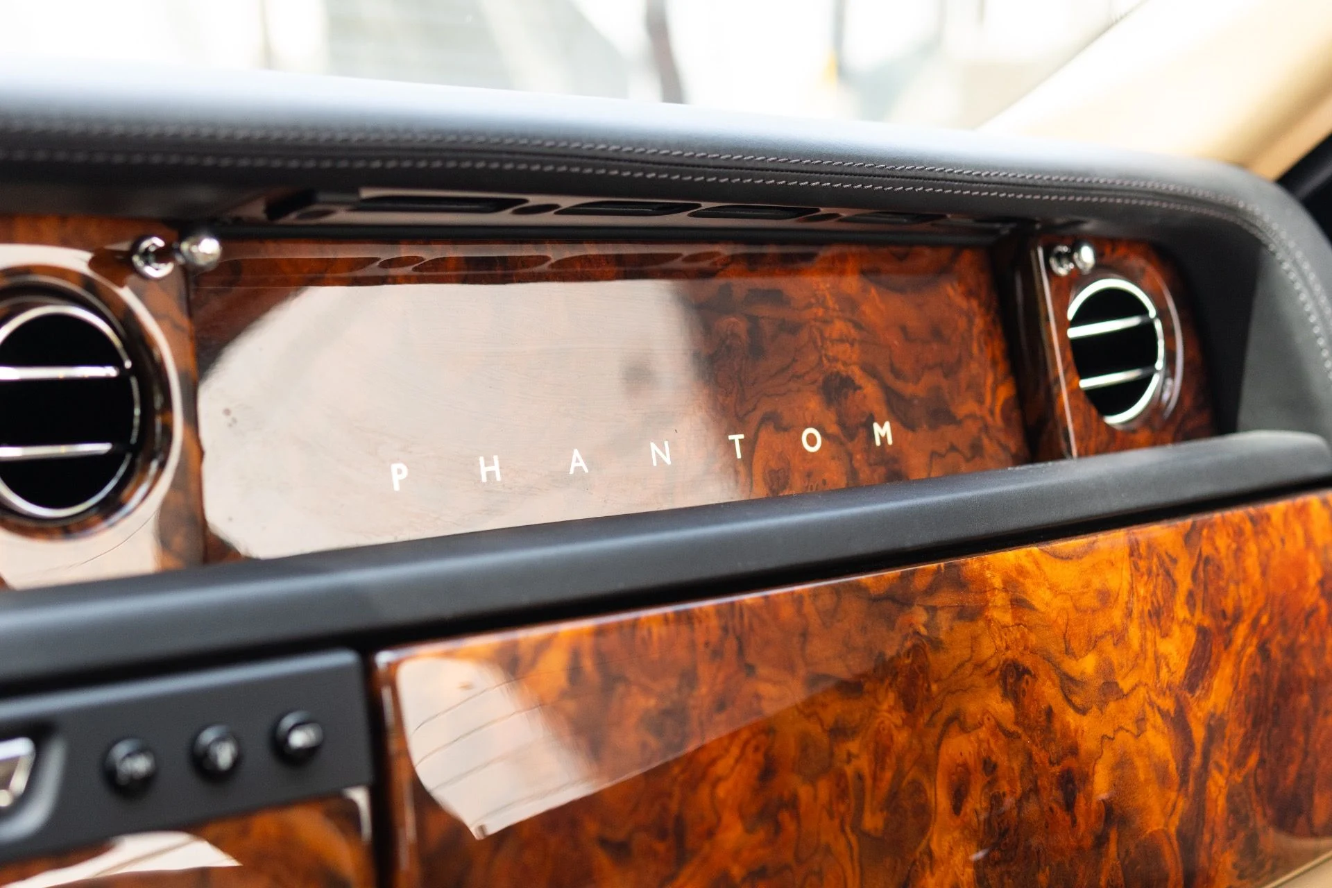 mph043_2669786132_Used_2015_Rolls_Royce_Phantom_1779983365_5aa16298ae