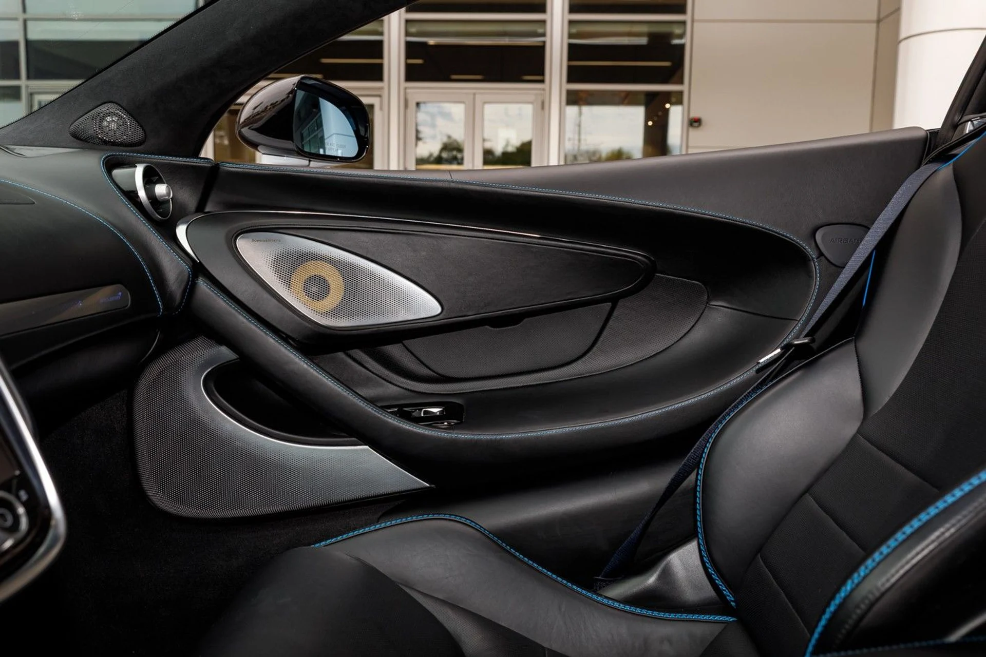 mph043_2673582583_642_p44_l_64e13320d7