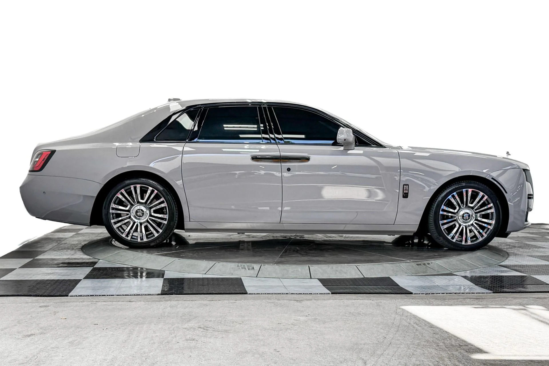 mph043_2681860153_Used_2022_Rolls_Royce_Ghost_The_Ghost_Package_Bespoke_Audio_Illuminated_Fascia_1785265086_718ed1ccb7