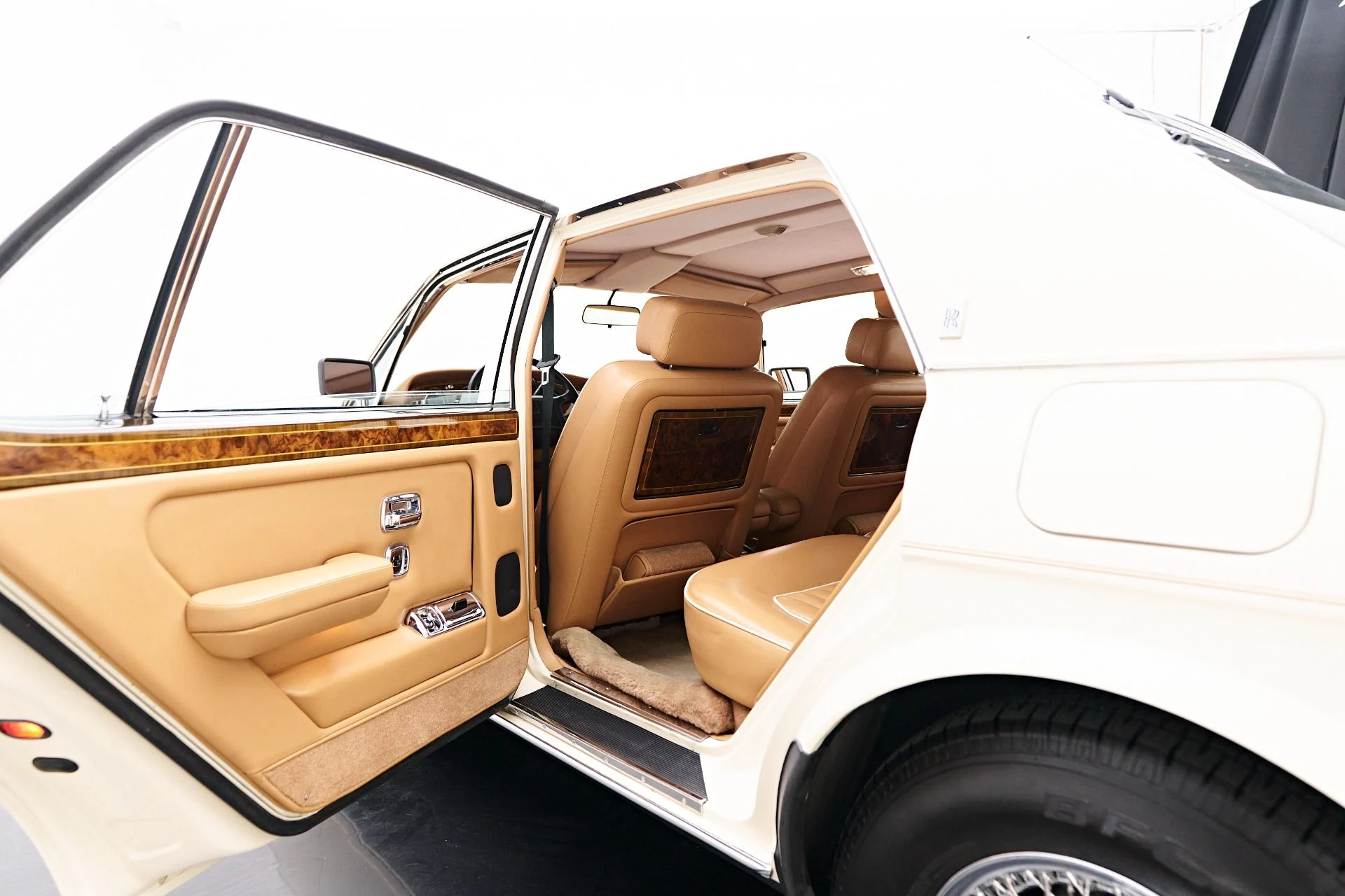 mph043_2702990085_Used_1990_Rolls_Royce_Silver_Spur_1755058774_85e7a0f1ba