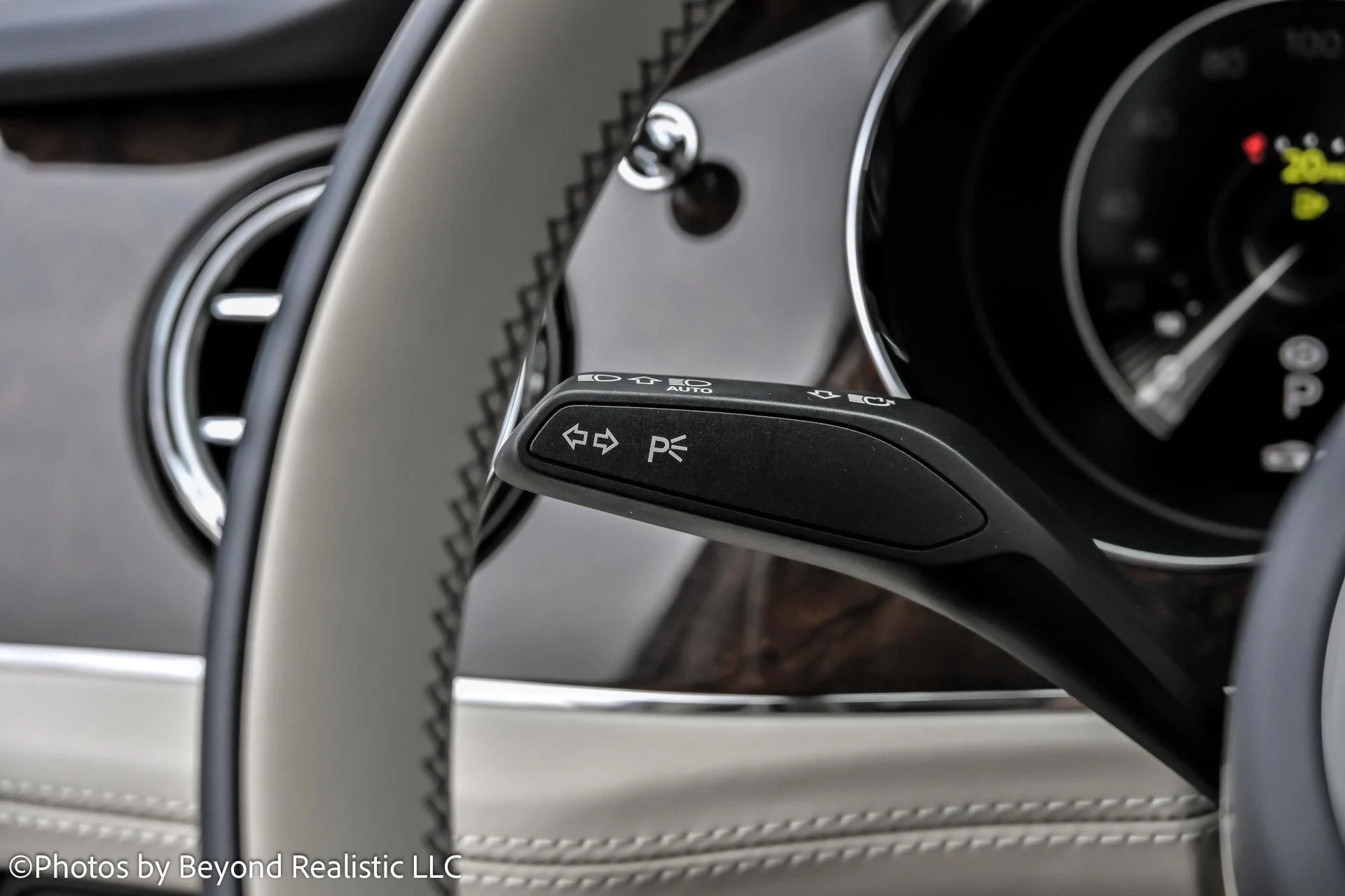 mph043_2756609446_Used_2022_Bentley_Bentayga_V8_Mulliner_Driving_Specification_1765012910_b20b408539