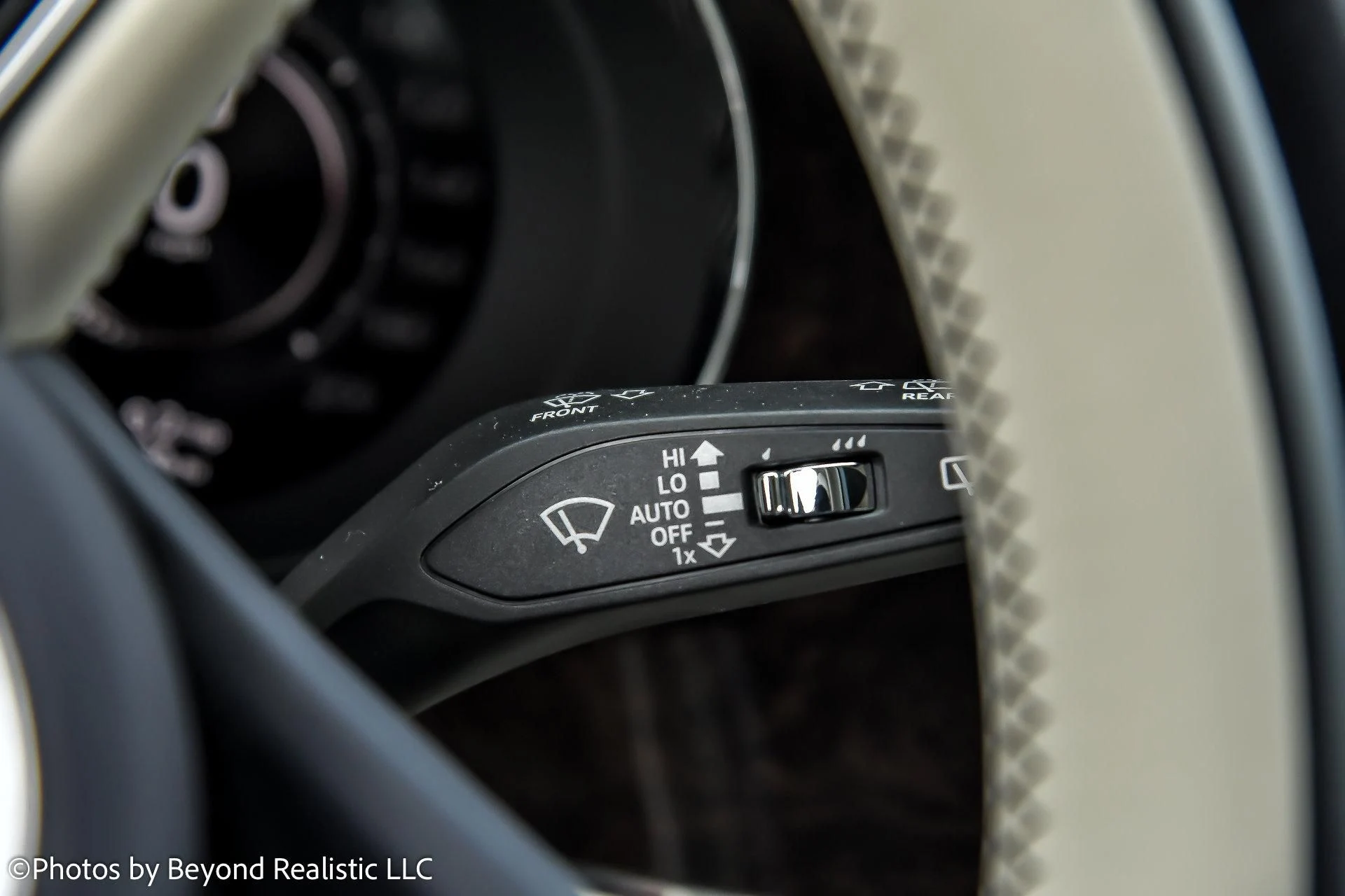 mph043_2761353437_Used_2024_Bentley_Bentayga_Azure_1760342178_8b23fe43aa