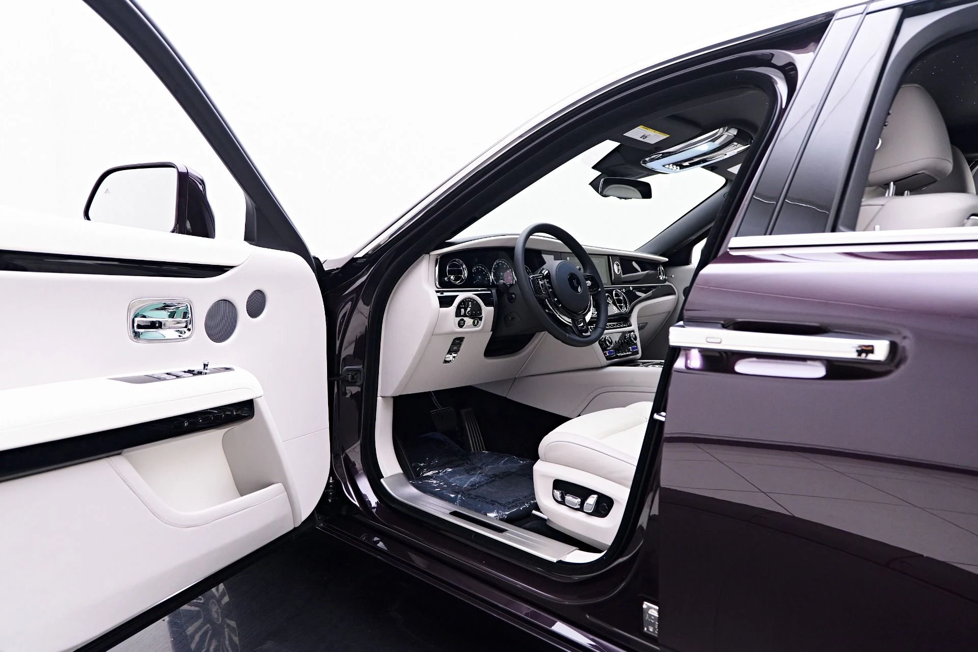 mph043_2761661936_Used_2024_Rolls_Royce_Ghost_Base_1752169894_01ec994f79