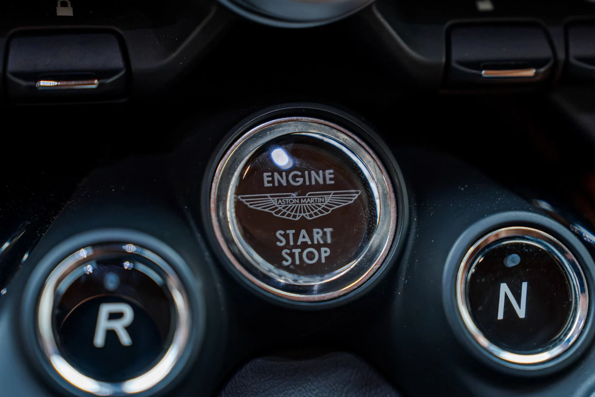 mph043_2800254761_Used_2019_Aston_Martin_Vantage_1793290986_ea6aecf6c7