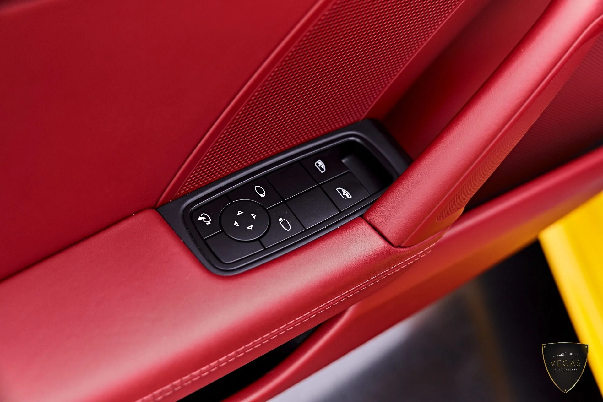 mph043_2815094529_Used_2025_Porsche_911_Carrera_1784942552_02c37a5064