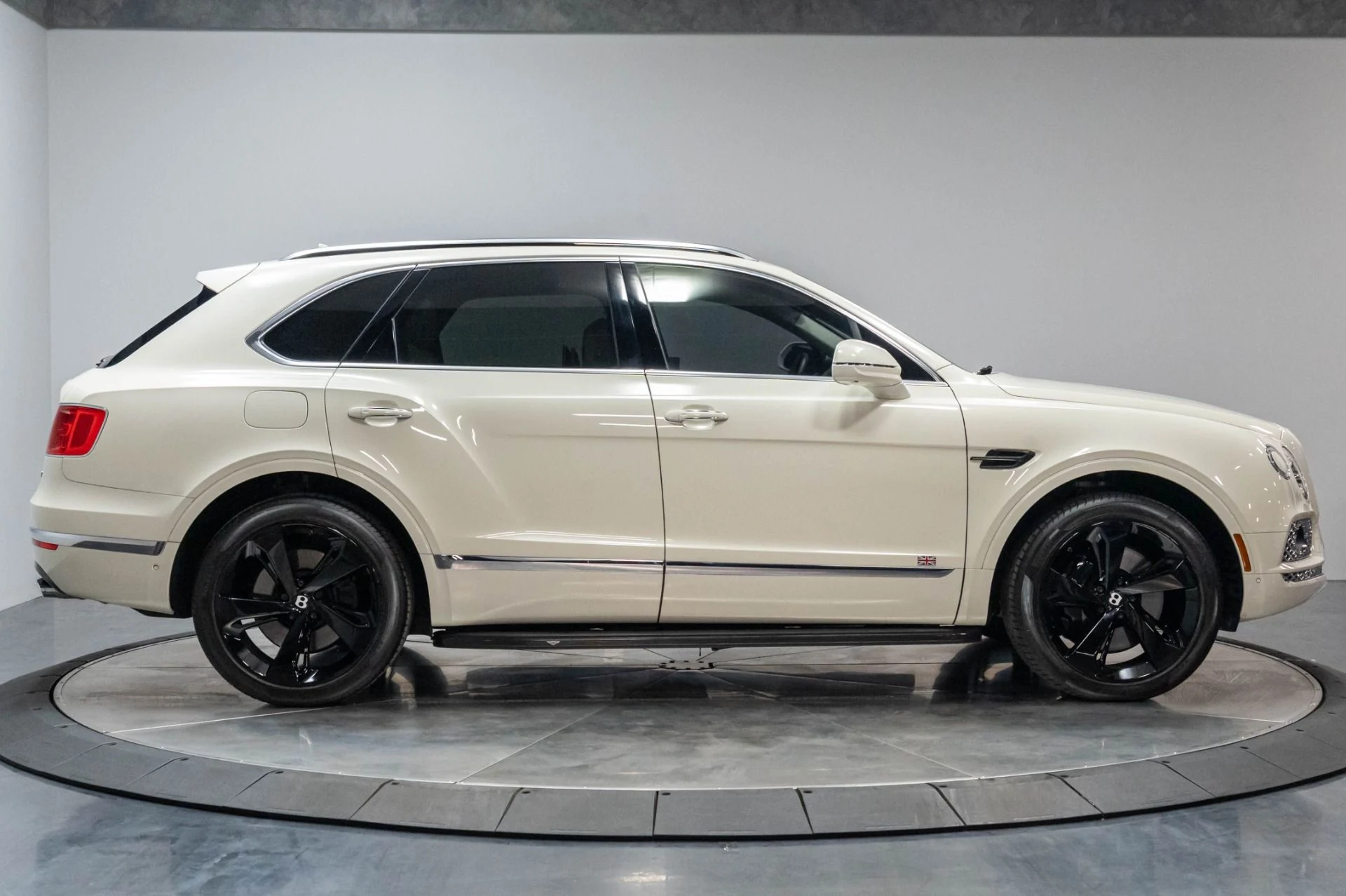 mph043_2817676124_Used_2017_Bentley_Bentayga_W12_1787159716_3387ea256c