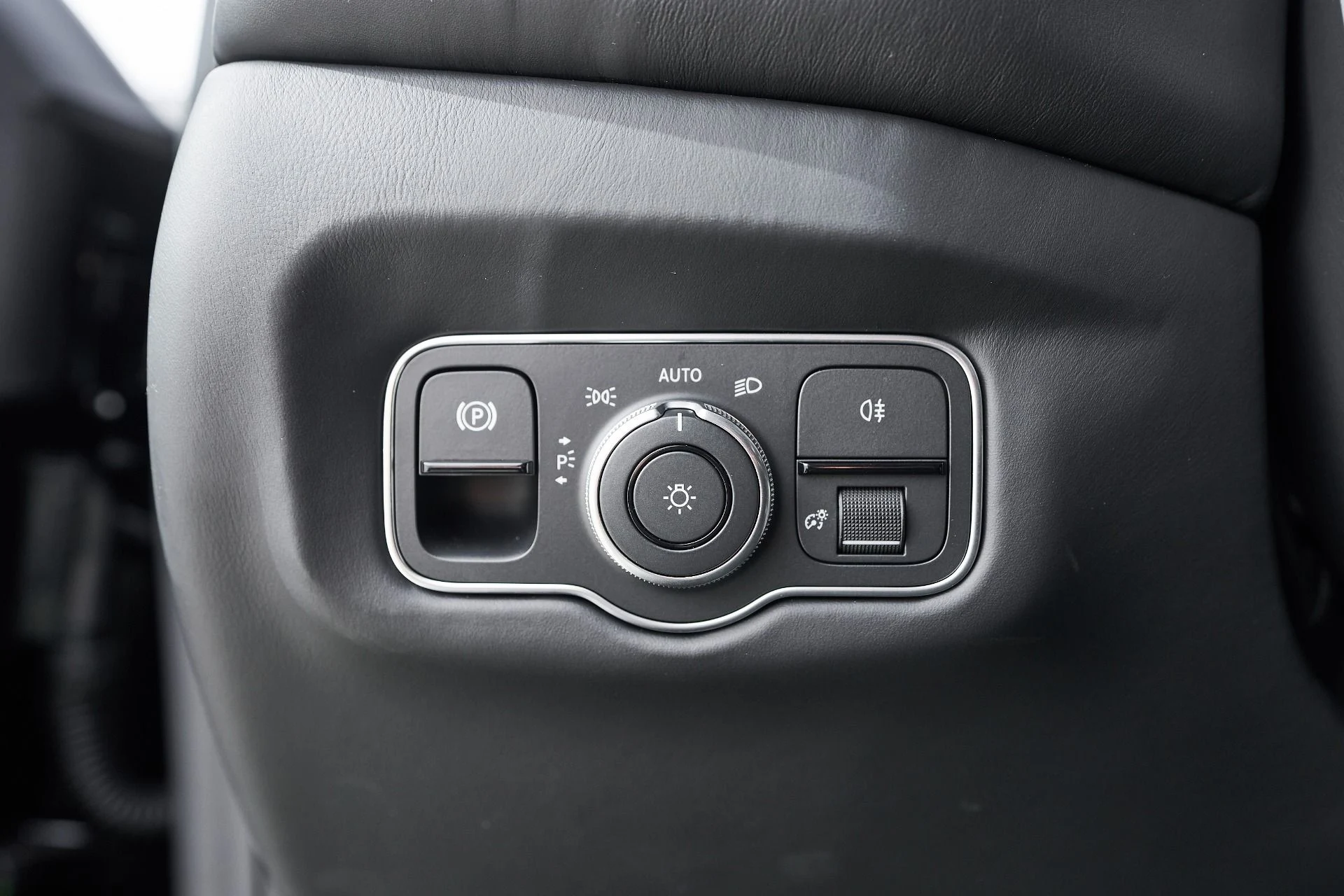 mph043_2837349708_Used_2023_Aston_Martin_Vantage_Base_1762913663_8b686363a3