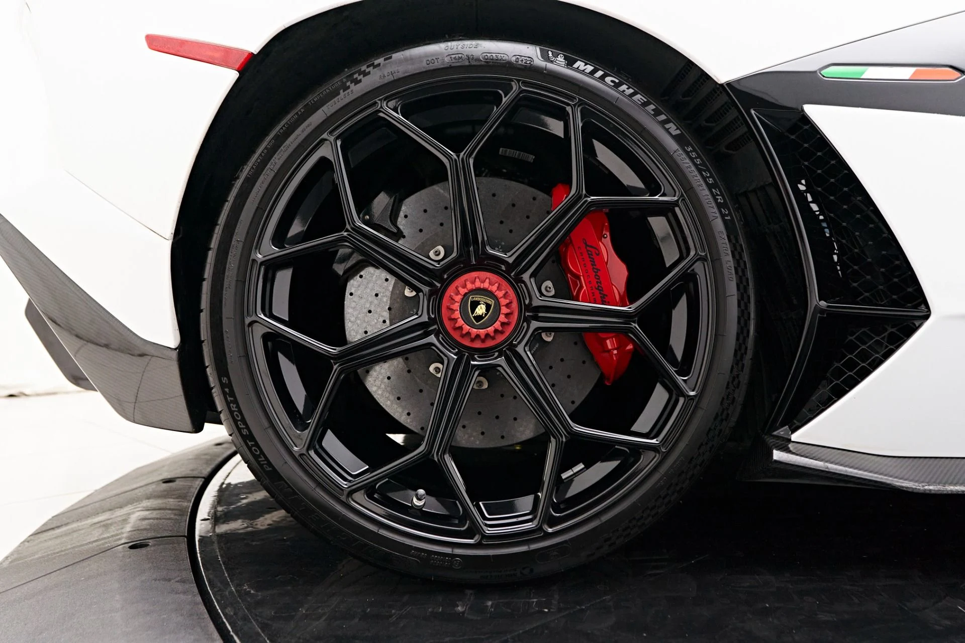 mph043_3056296665_Used_2021_Lamborghini_Aventador_SVJ_Base_1722739728_33792c01c9
