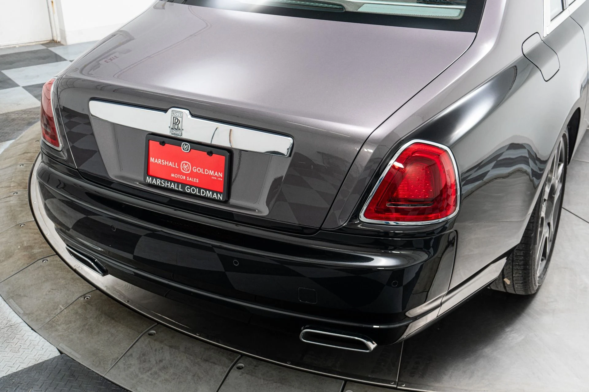 mph043_3079129507_Used_2017_Rolls_Royce_Ghost_Extended_Wheelbase_393_K_MSRP_Two_Tone_Paint_Rear_Chiller_1774532559_1f9f3d3b03