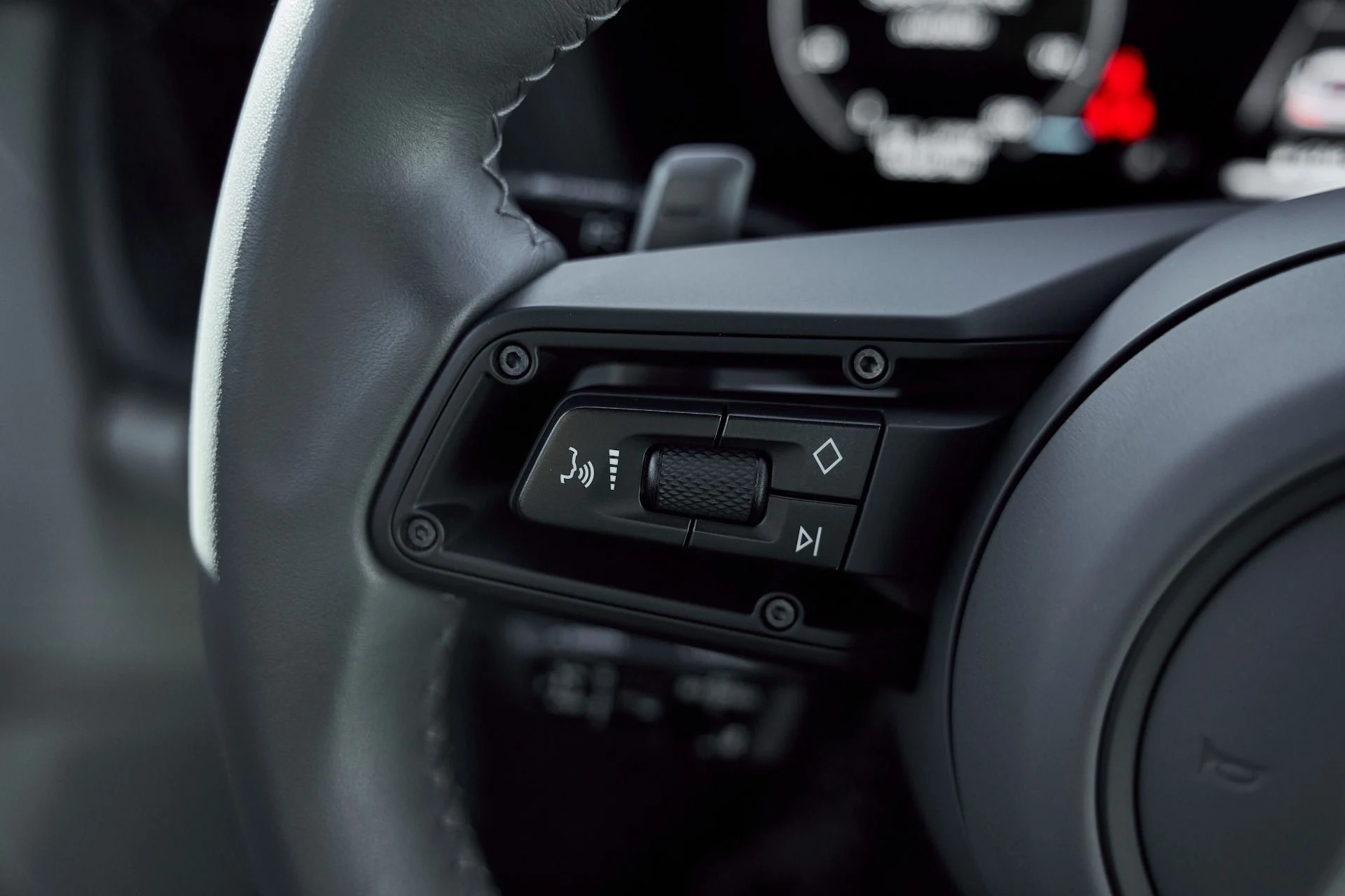 mph043_3094343012_Used_2025_Porsche_911_Carrera_1768012378_2498e046fc